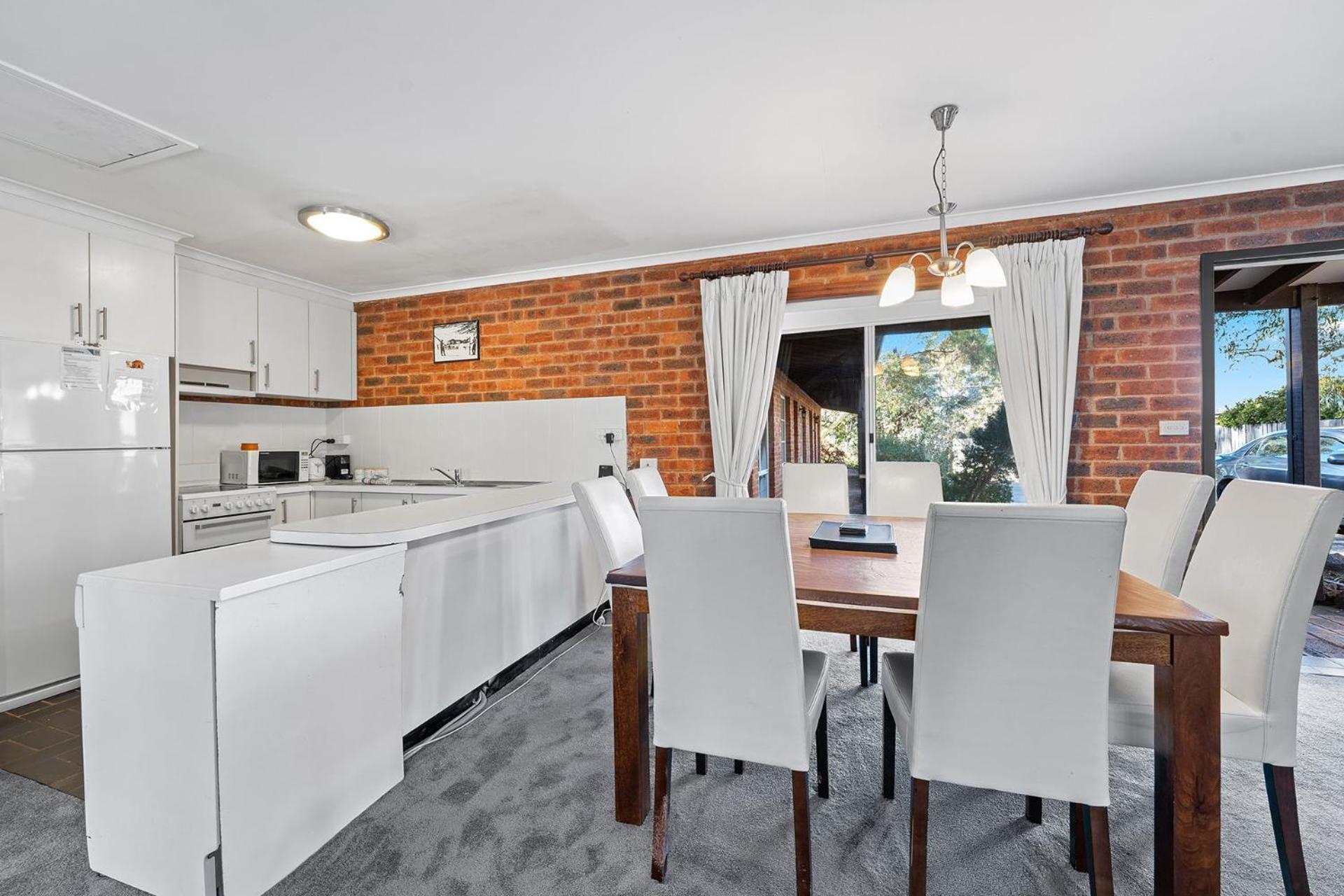 Sponars Onshore - 2BR Apartment l Pet-Friendly l WiFi l Air-Con l Fenced Backyard