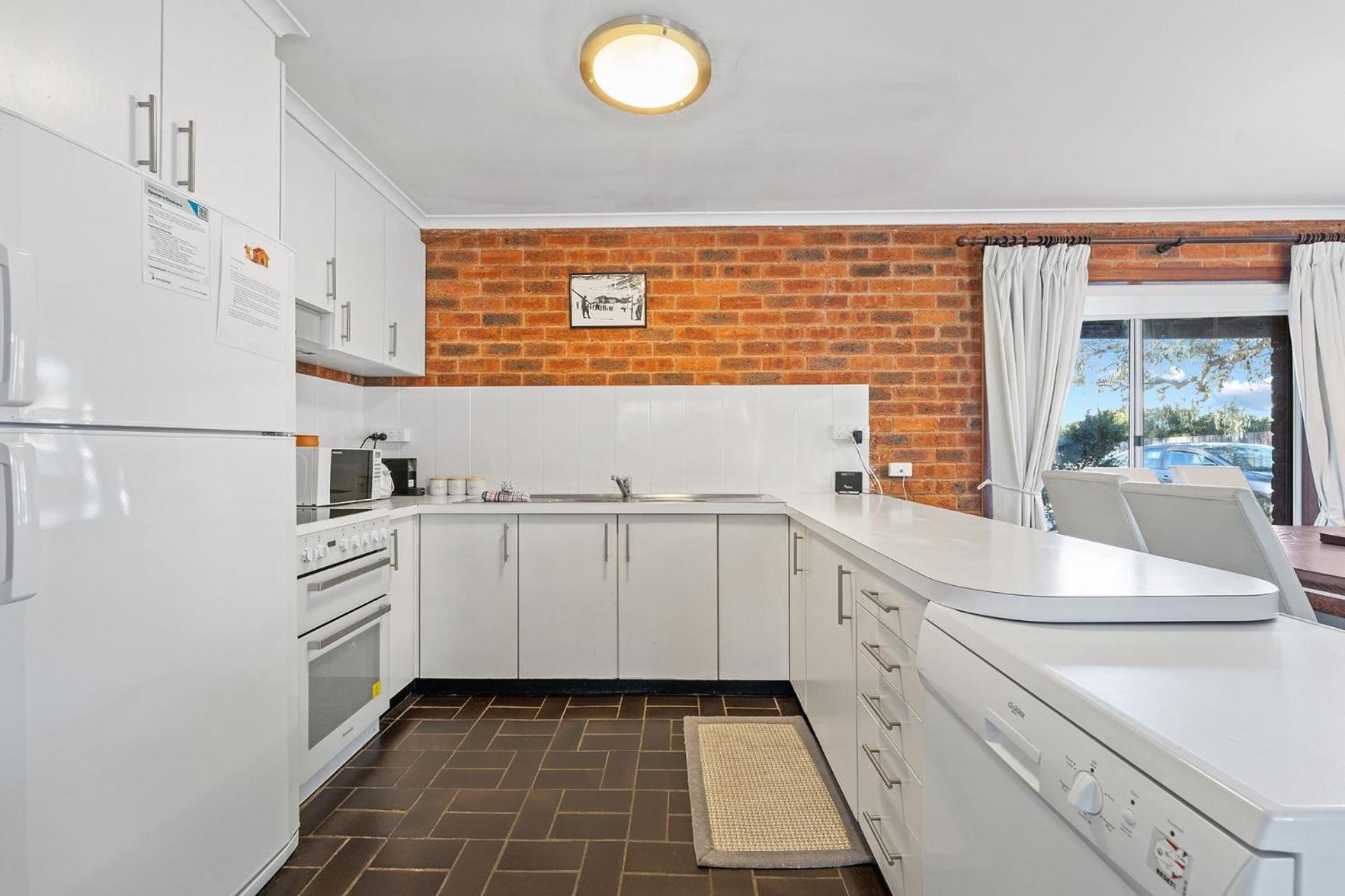 Sponars Onshore - 2BR Apartment l Pet-Friendly l WiFi l Air-Con l Fenced Backyard