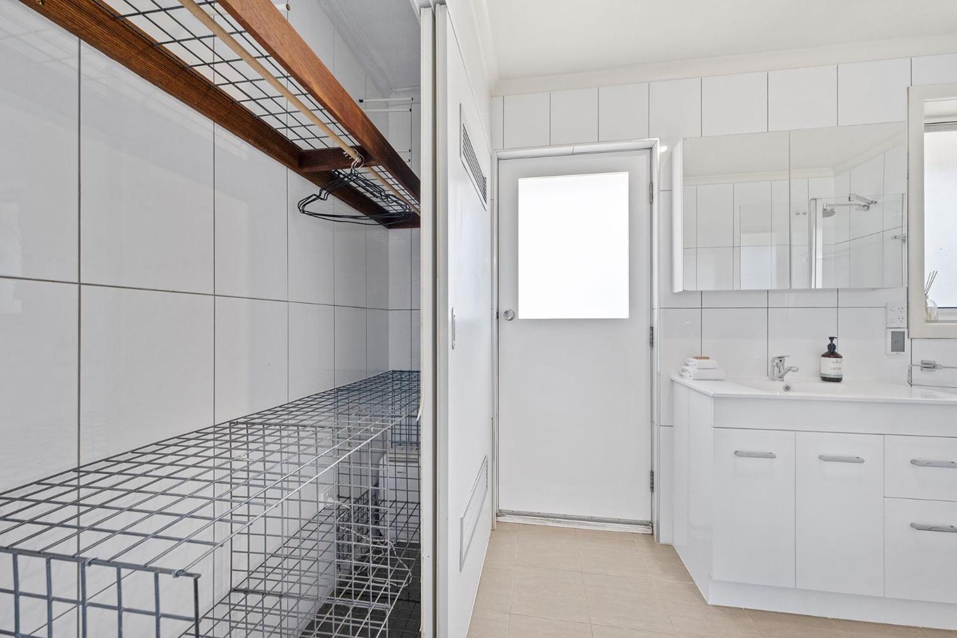 Sponars Onshore - 2BR Apartment l Pet-Friendly l WiFi l Air-Con l Fenced Backyard