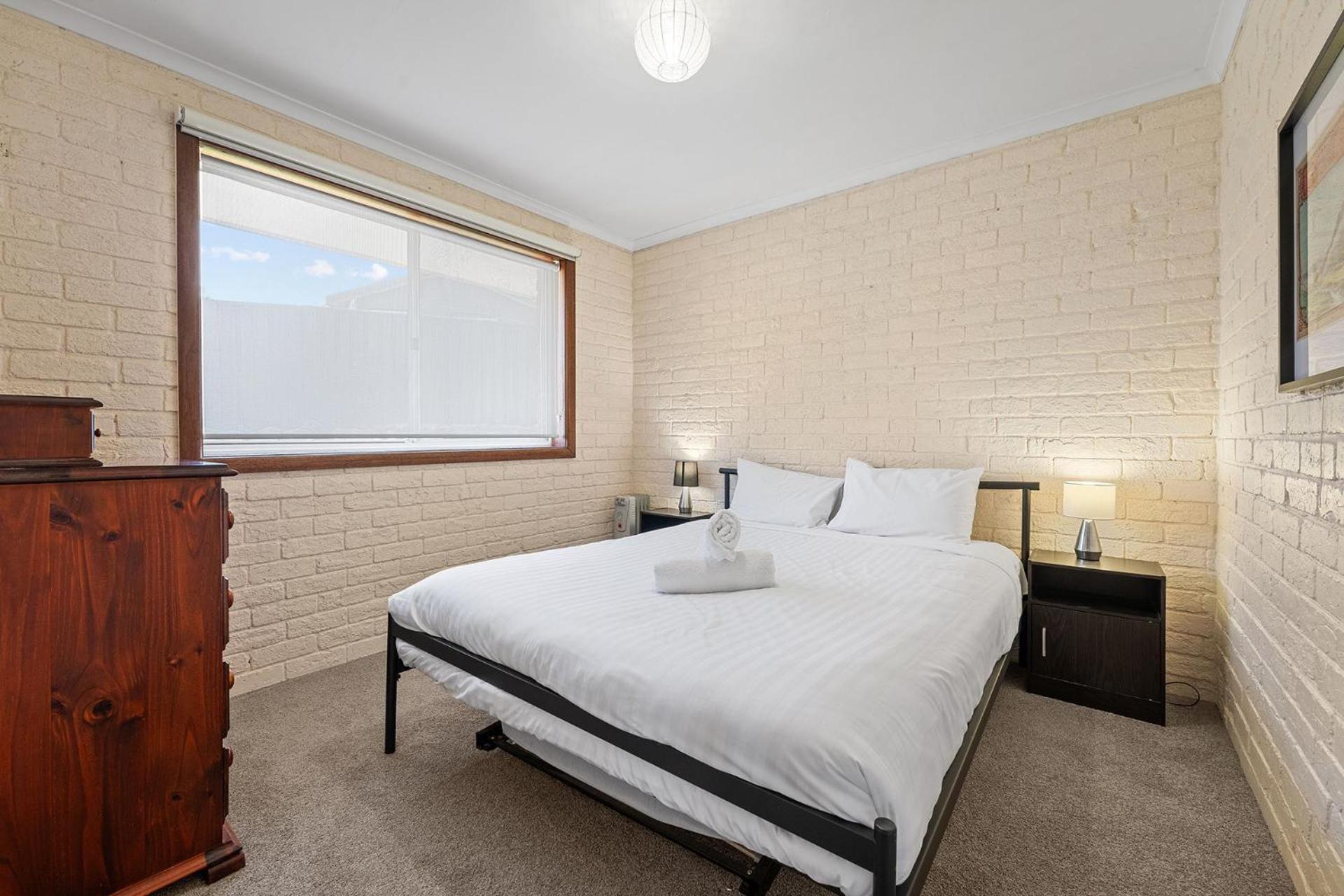 Sponars Onshore - 2BR Apartment l Pet-Friendly l WiFi l Air-Con l Fenced Backyard