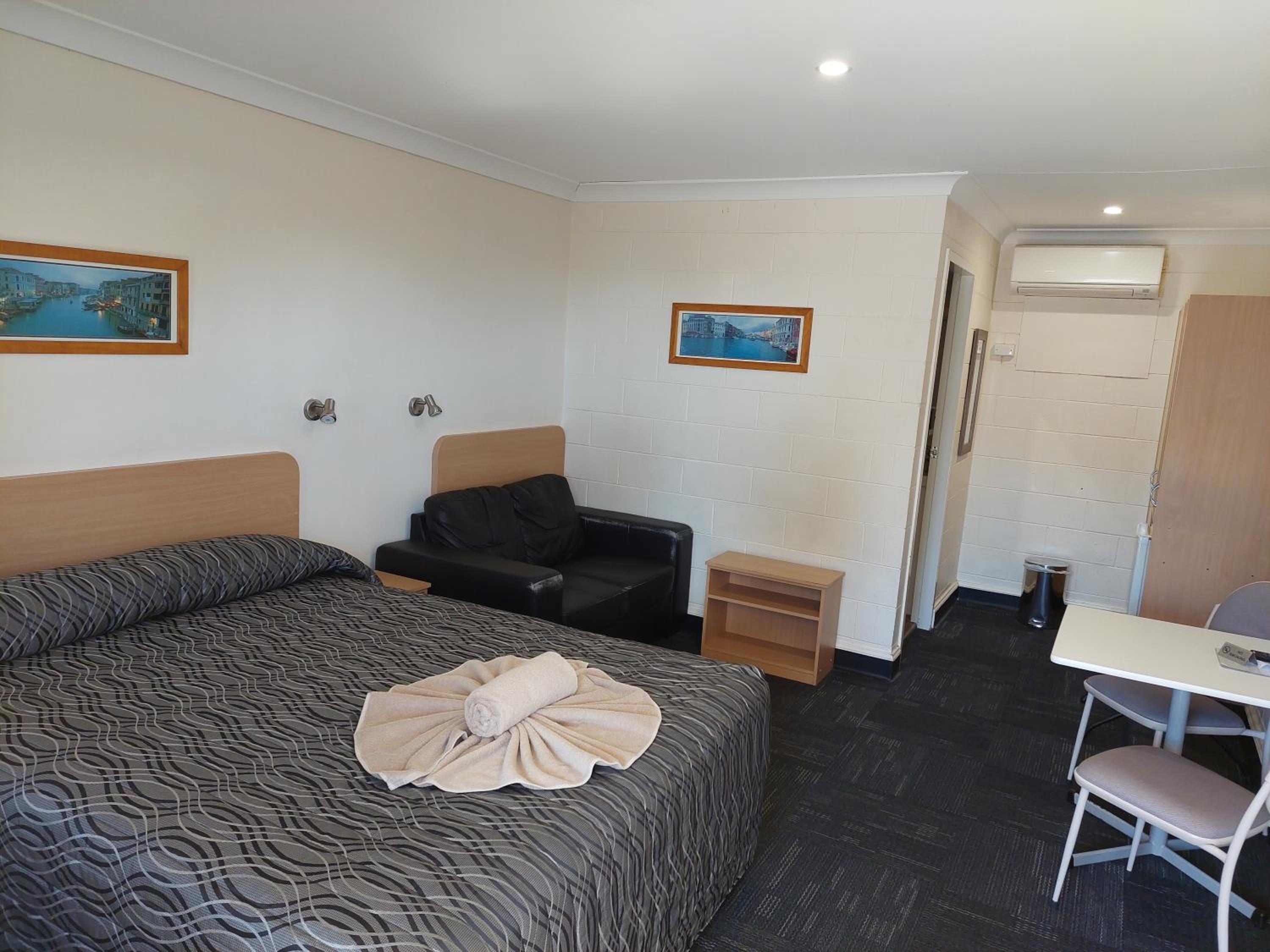 All Seasons Motor Lodge