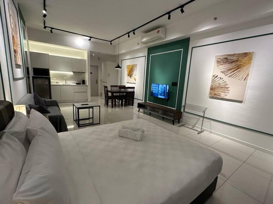 Chambers A Studio Flat, KLCC & KL Tower ,view in City