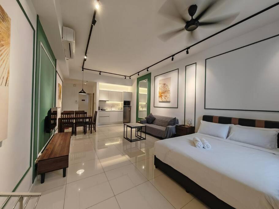 Chambers A Studio Flat, KLCC & KL Tower ,view in City