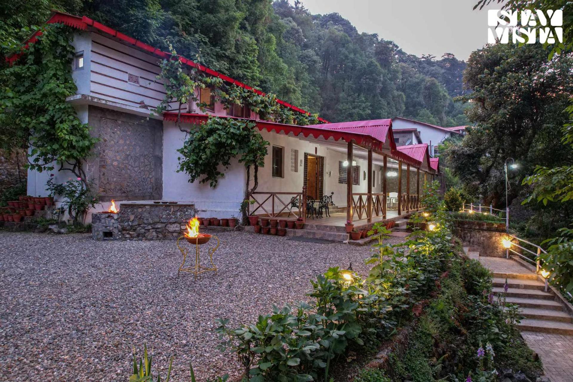 StayVista at Edwinstowe House with Heater, Bonfire & BBQ Grill