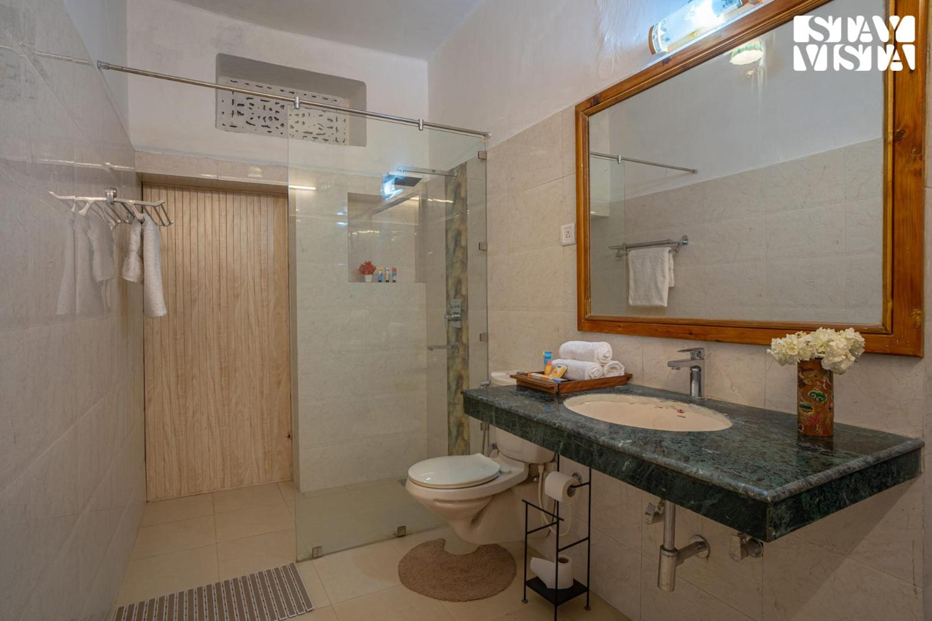 StayVista at Edwinstowe House with Heater, Bonfire & BBQ Grill, photo 10