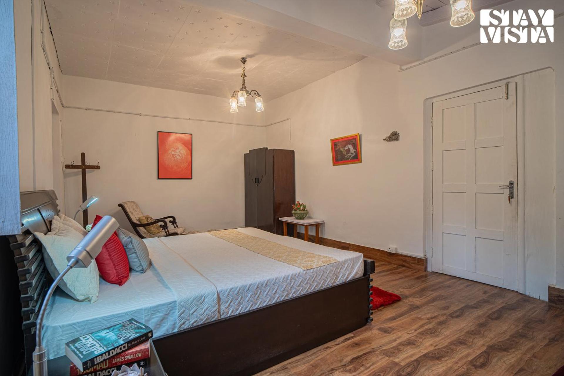 StayVista at Edwinstowe House with Heater, Bonfire & BBQ Grill, photo 12