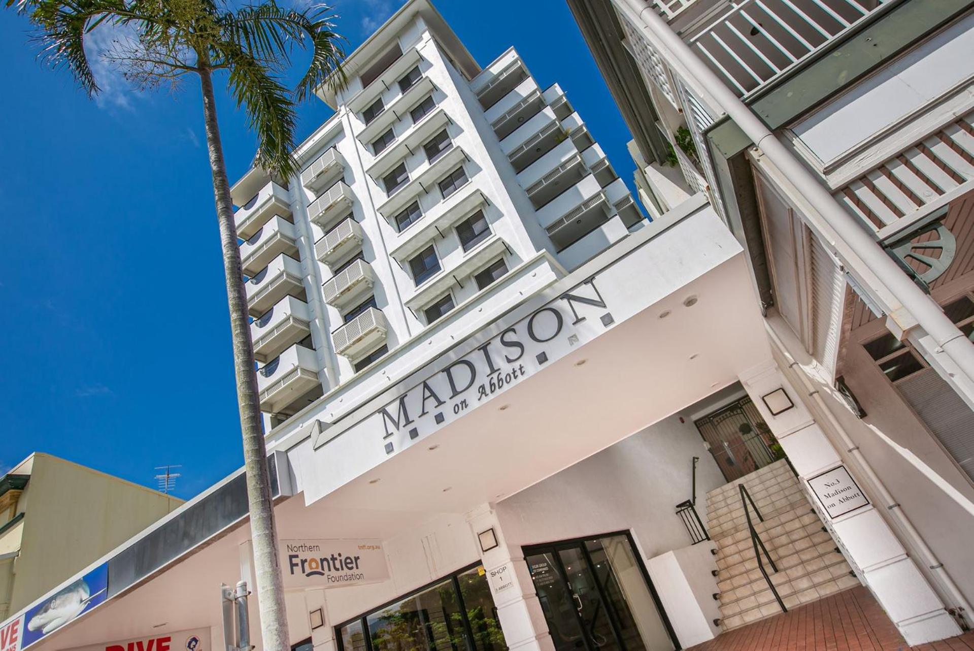 Hotel Belle Escapes 702 CBD Apartment with Elevated City and Water Views - Image 1