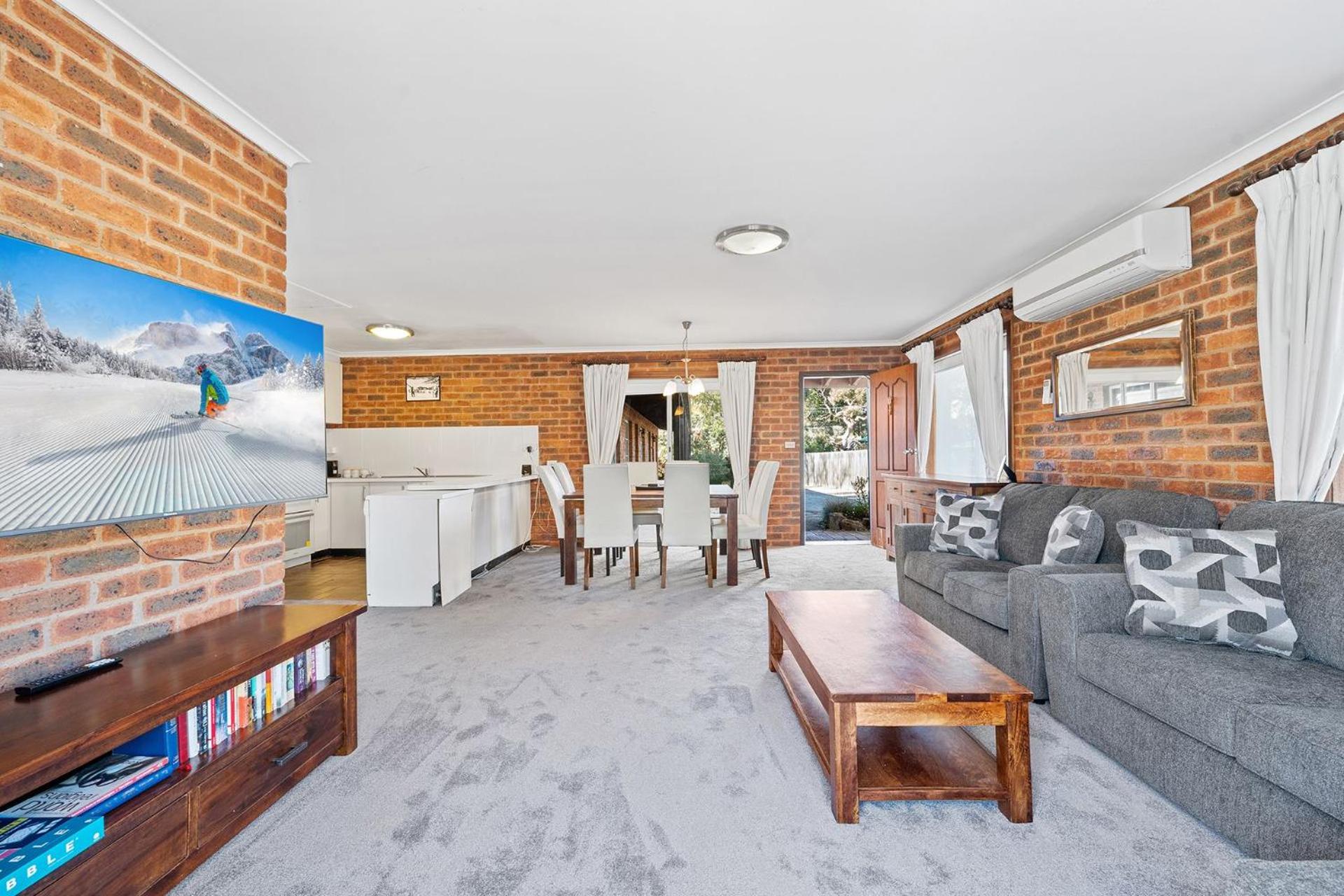 Sponars Onshore - 2BR Apartment l Pet-Friendly l WiFi l Air-Con l Fenced Backyard