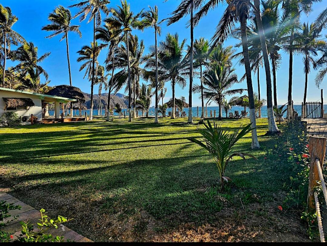 Casa frente al mar con playa privada Barra de Navidad view 4