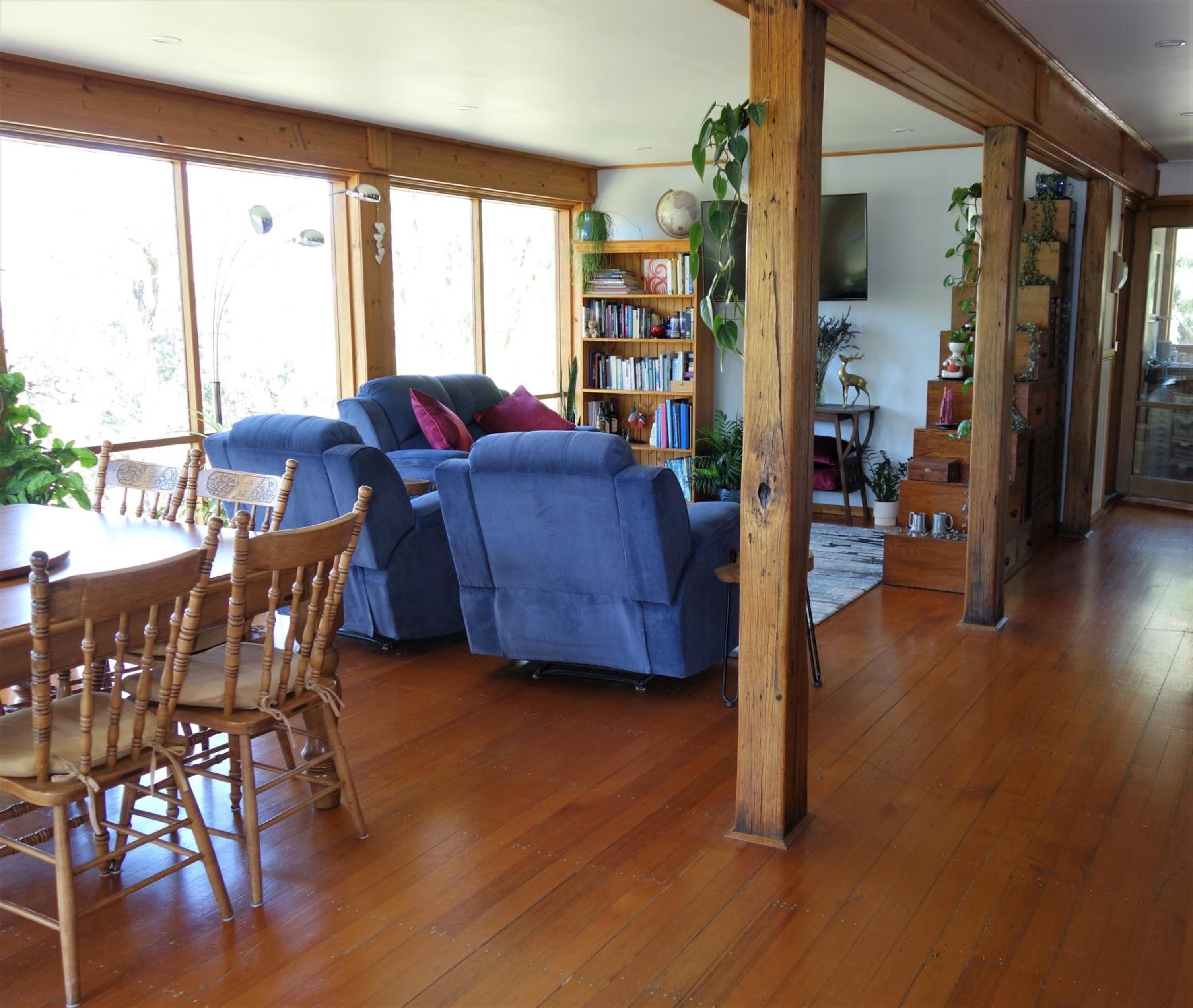 Queen Room with Balcony - Kookaburra Retreat Homestay