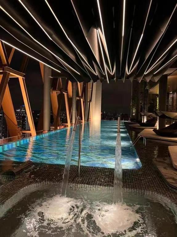 Borderless Swimming Pool - Invincible Twin Towers View - Free WiFi photo 2