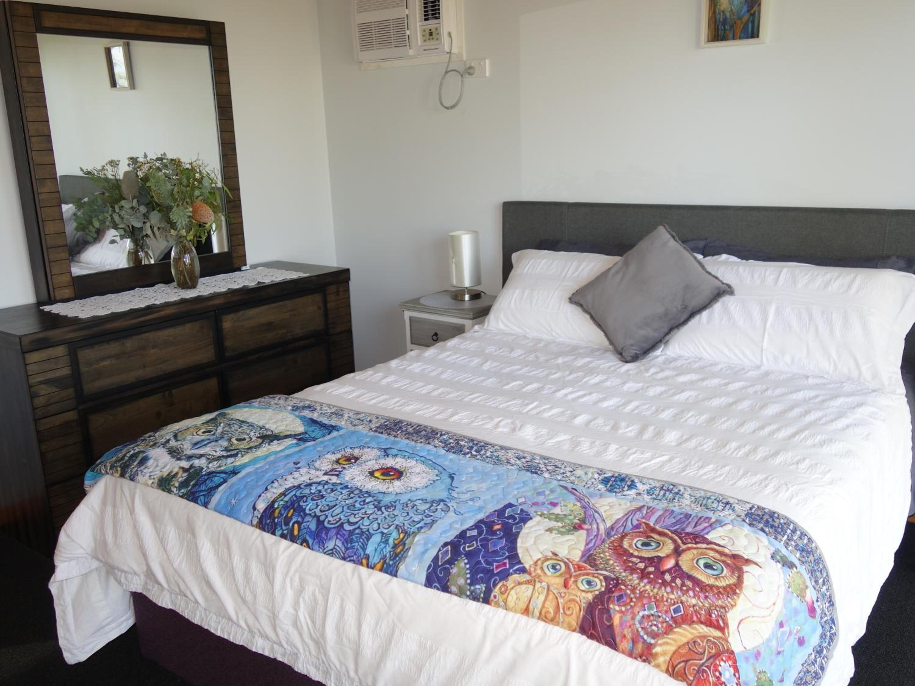 Queen Room with Balcony - Kookaburra Retreat Homestay