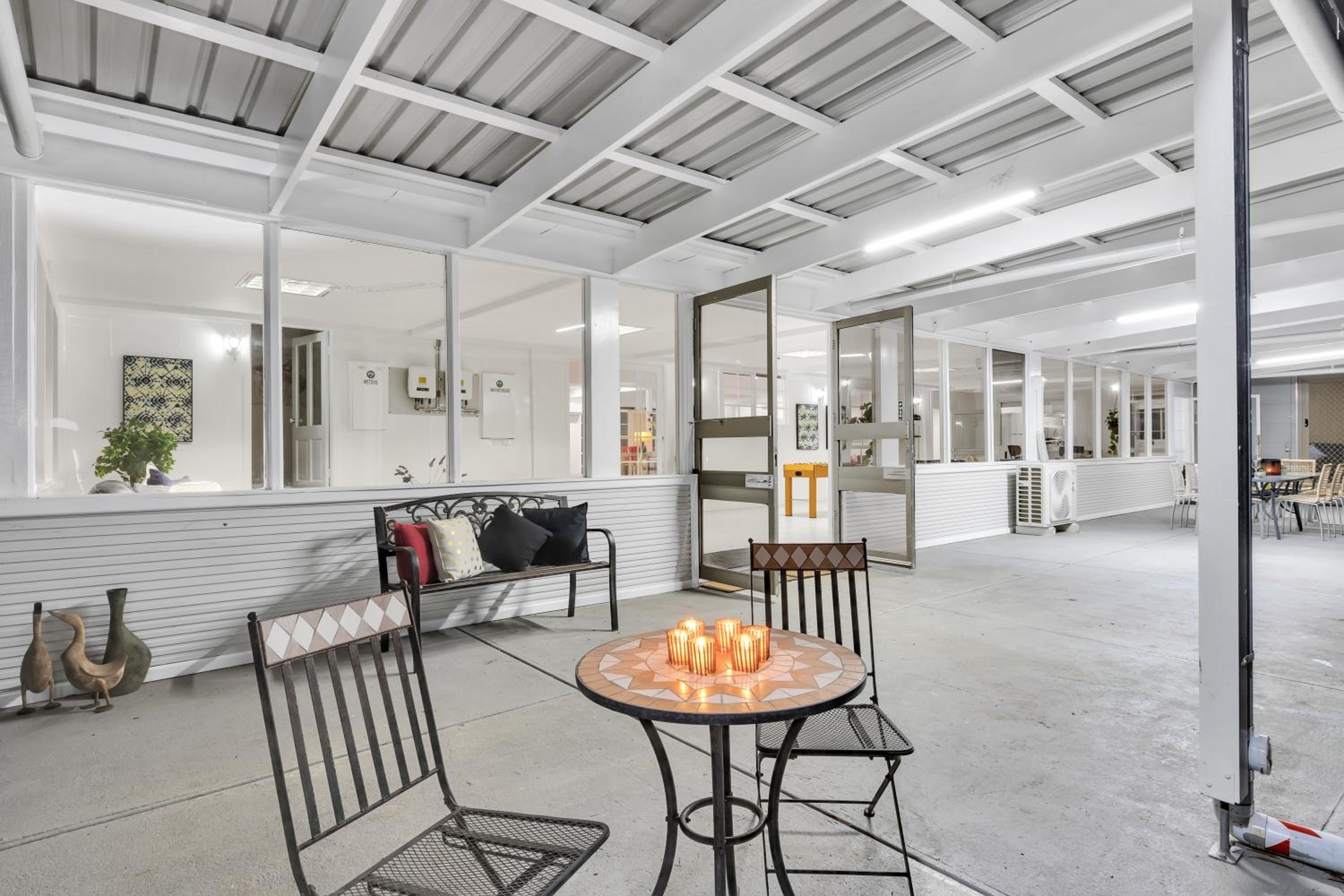 Space and Privacy near Airport, Groups Friendly