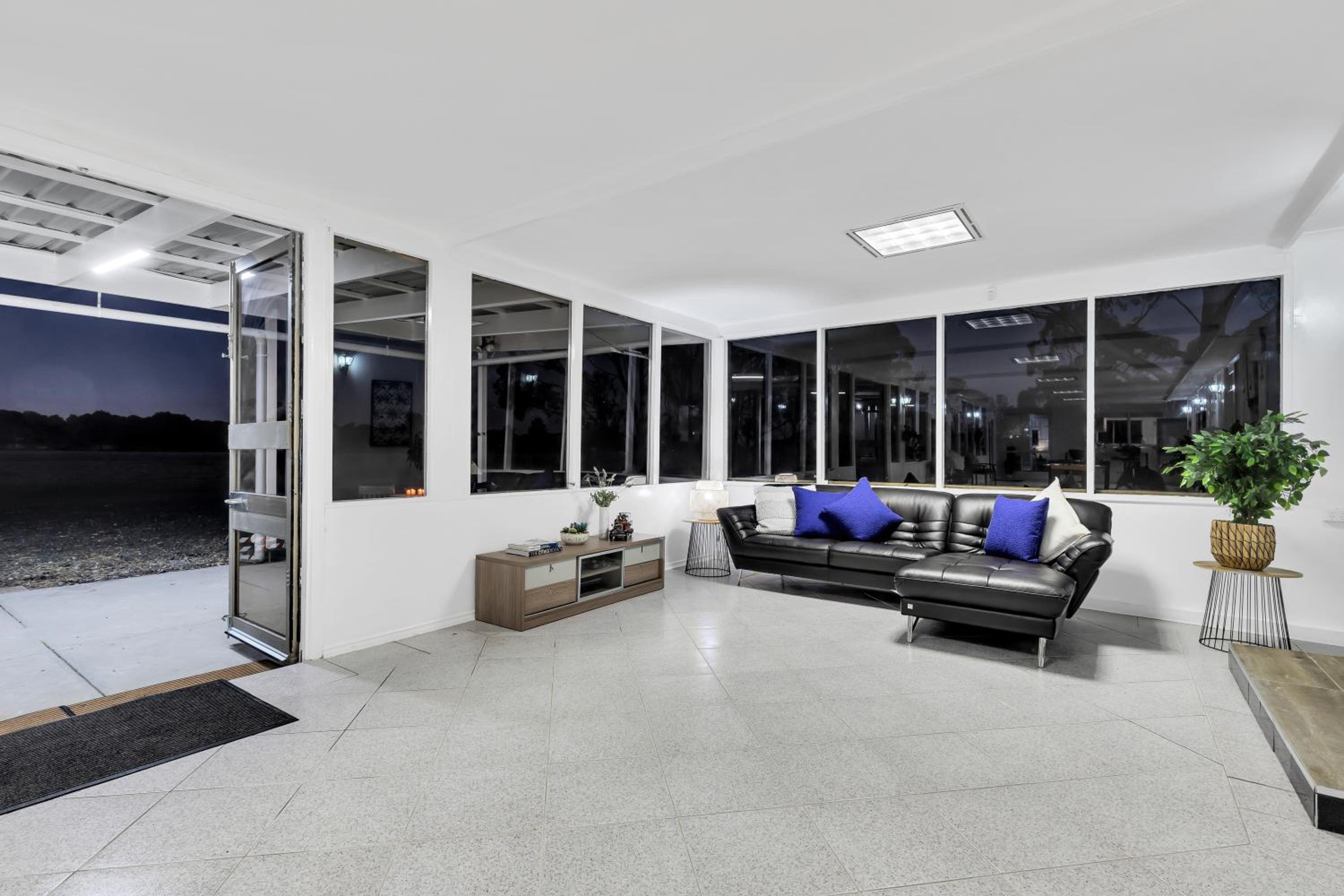 Space and Privacy near Airport, Groups Friendly