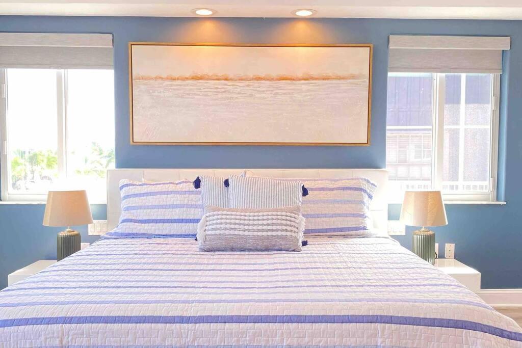 BEAUTIFUL WATER VIEW POOL GYM Room Private Dock view 5