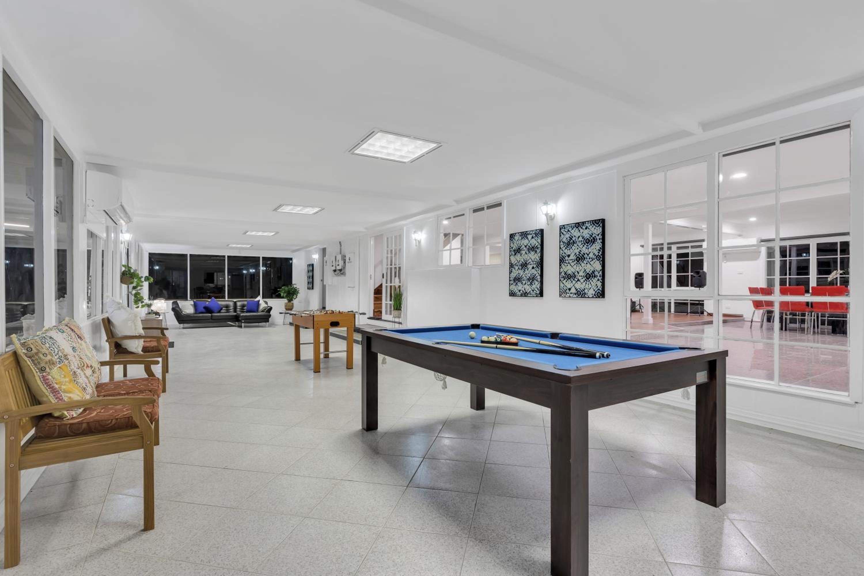 Space and Privacy near Airport, Groups Friendly
