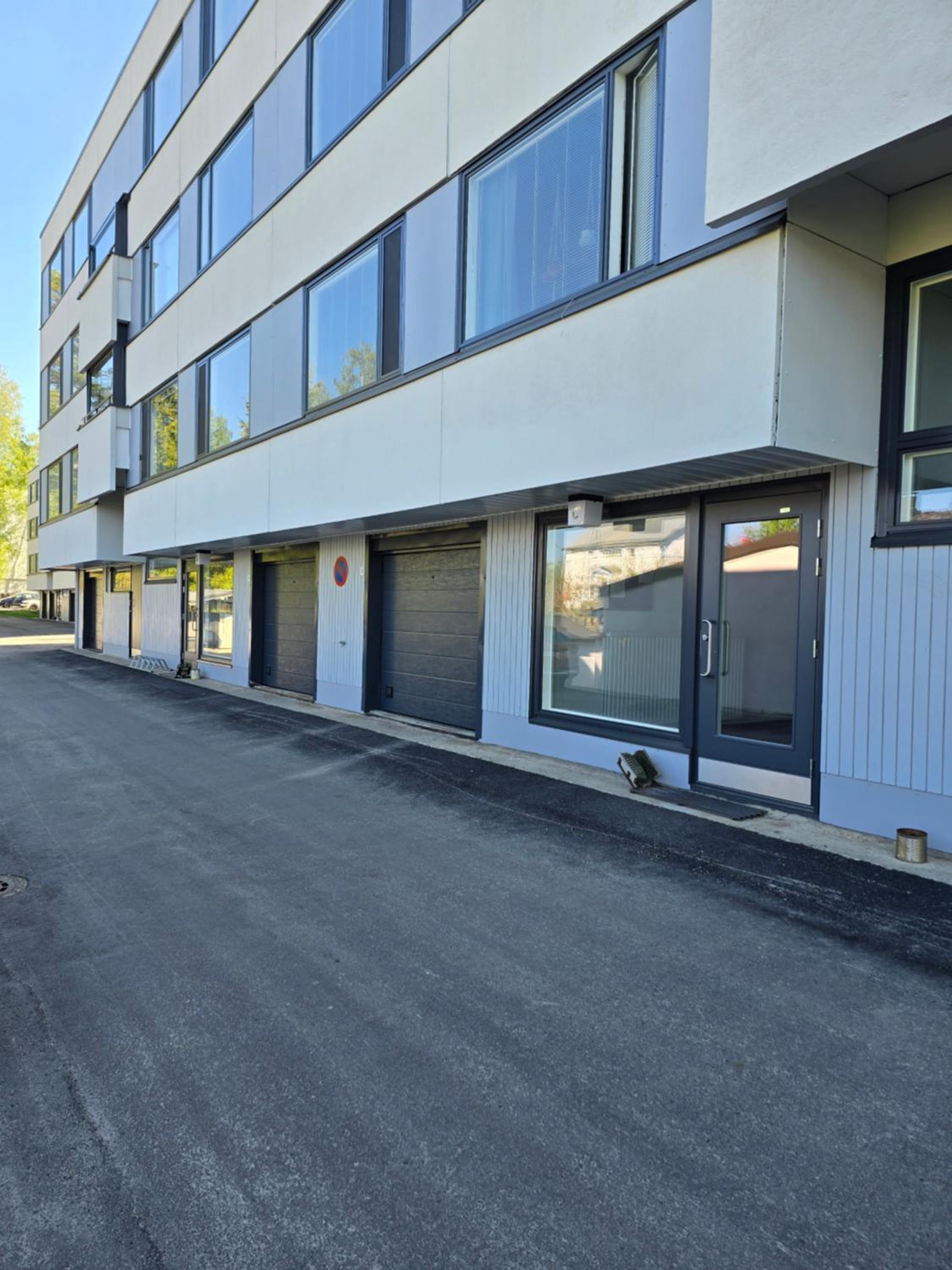 Avara ja kodikas huoneisto parvekkeella