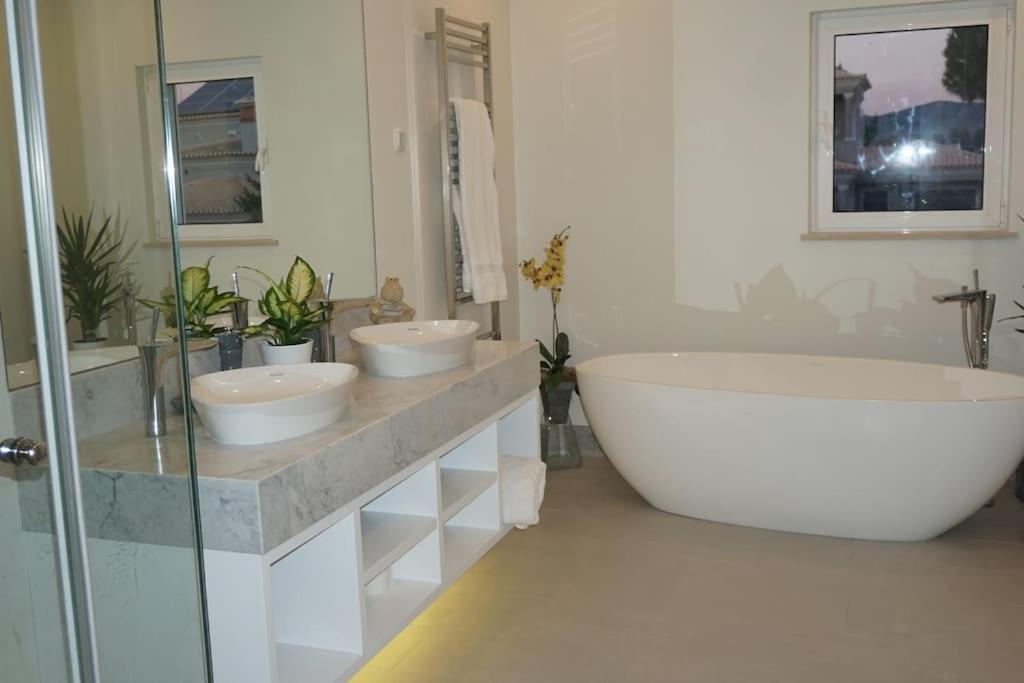 Luxury Private 5 bedroom Villa pool, golf, Algarve view 4