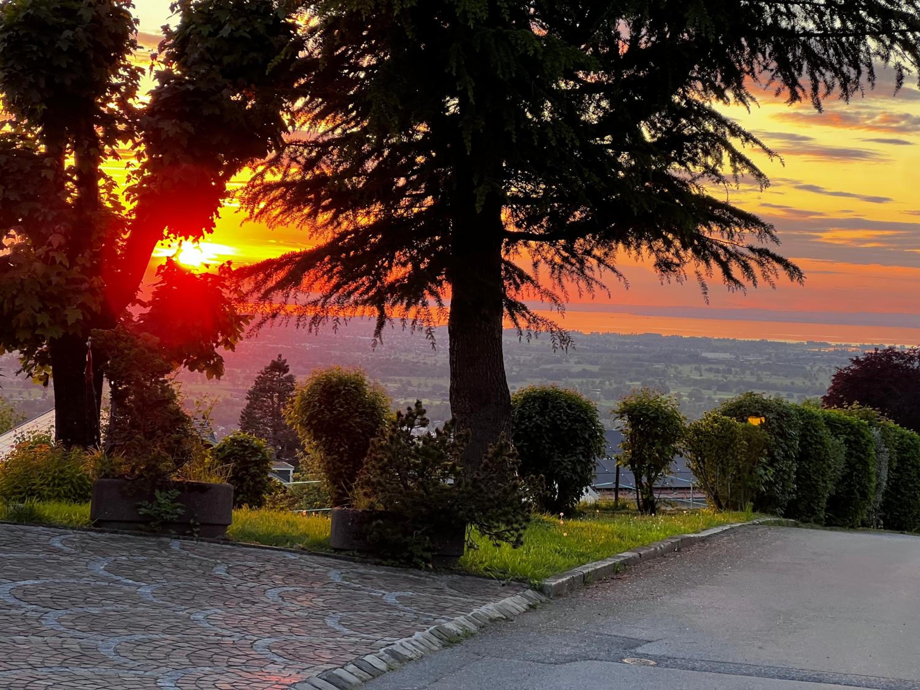 Kraft tanken in grüner Oase mit großem Wohnraum und riesigem Garten