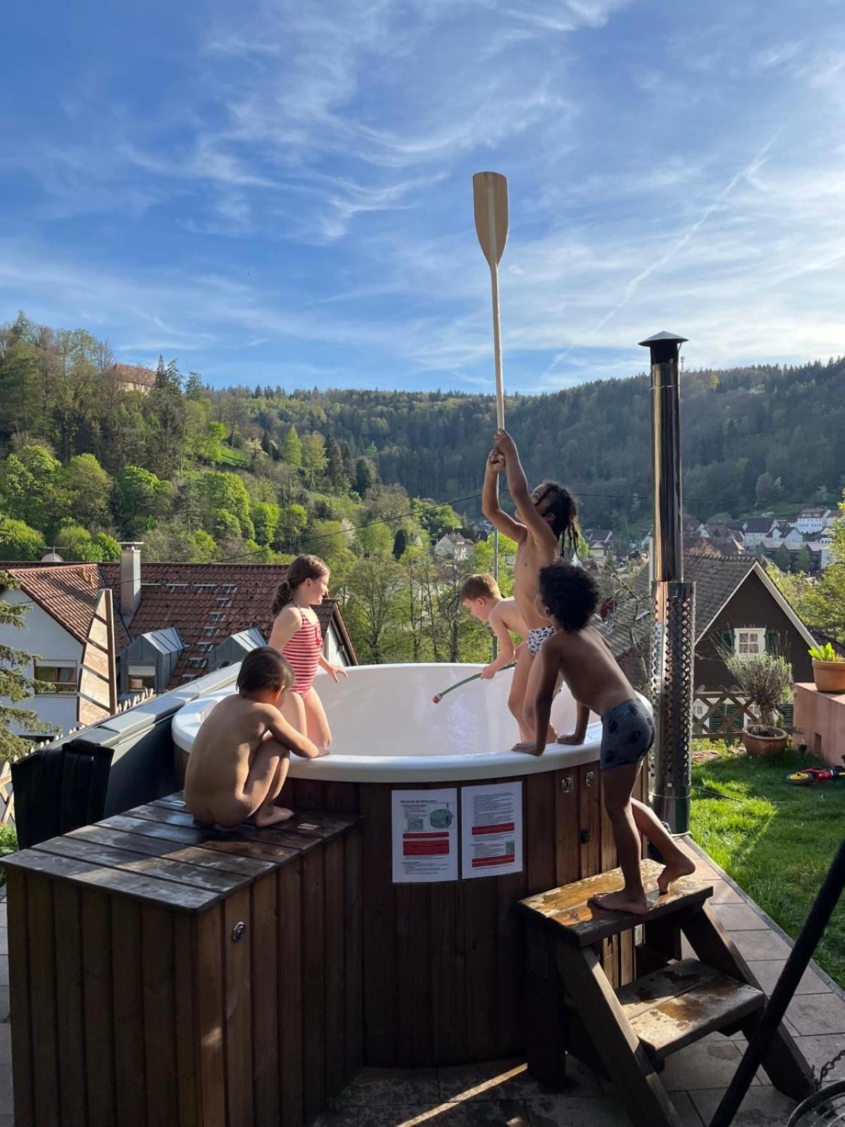 Familienglück im Schwarzwaldhaus mit Schlossblick