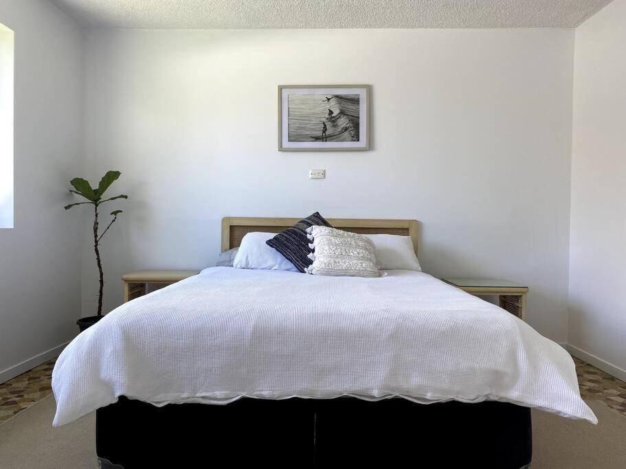 PET FRIENDLY & Super Central Retro Beach Pad!