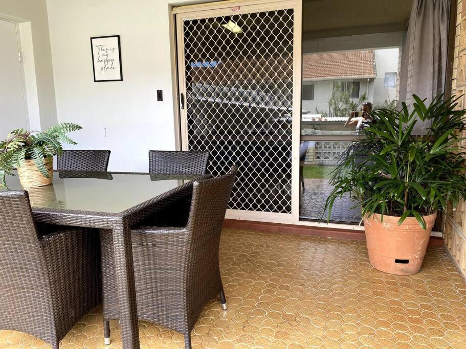 PET FRIENDLY & Super Central Retro Beach Pad!