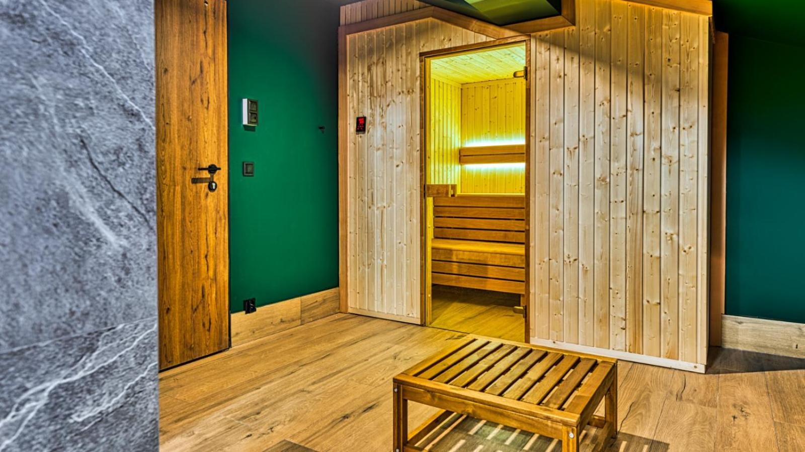 OSTOJA RESIDENCE VIP z sauną, strefą relaksu i pokojem zabaw by Royal Aparts