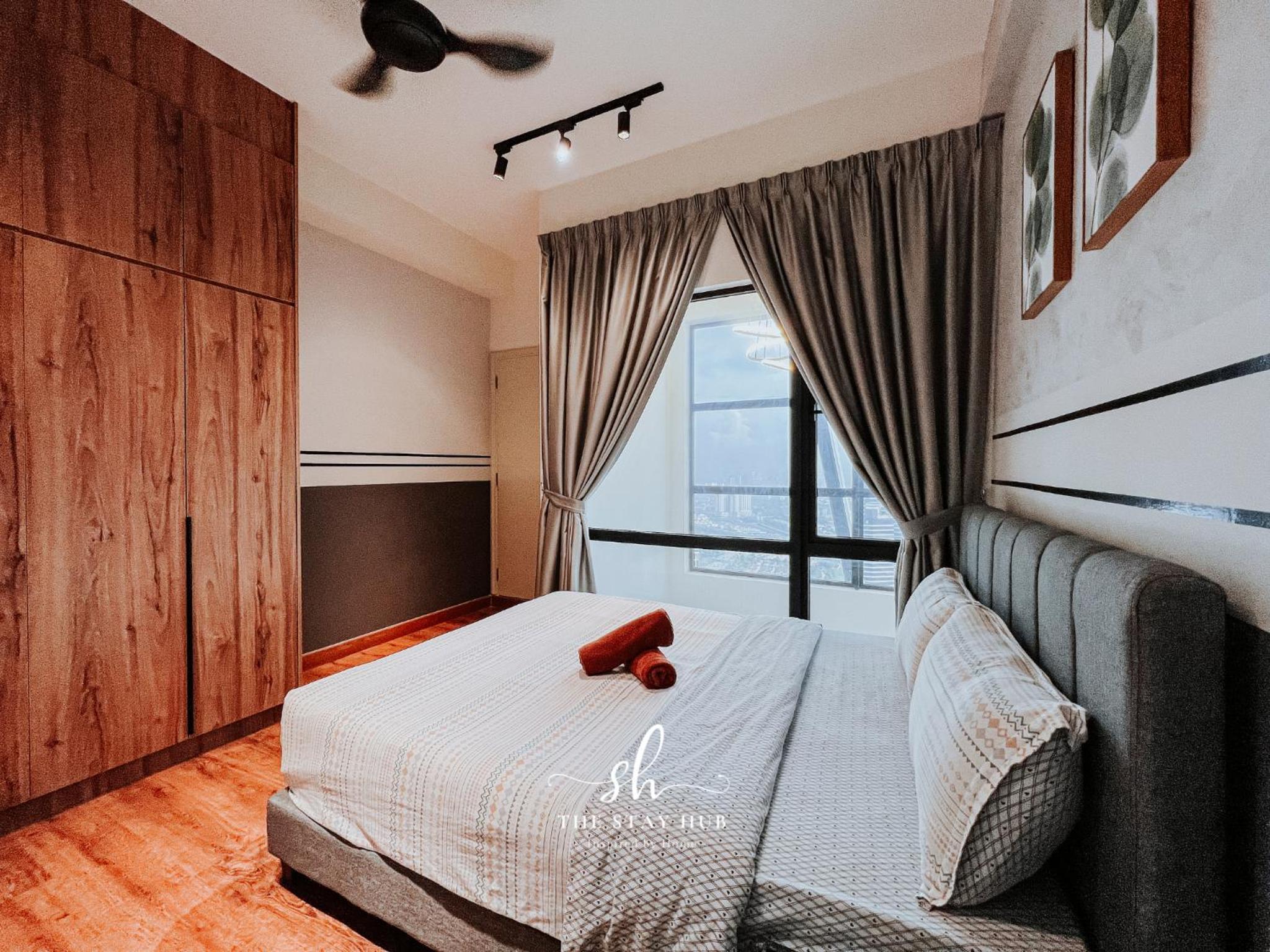 Arte Mont Kiara Luxury Suite with Heated Jacuzzi Pods - Free Parking - Next to MITEC- by The Stay Hub