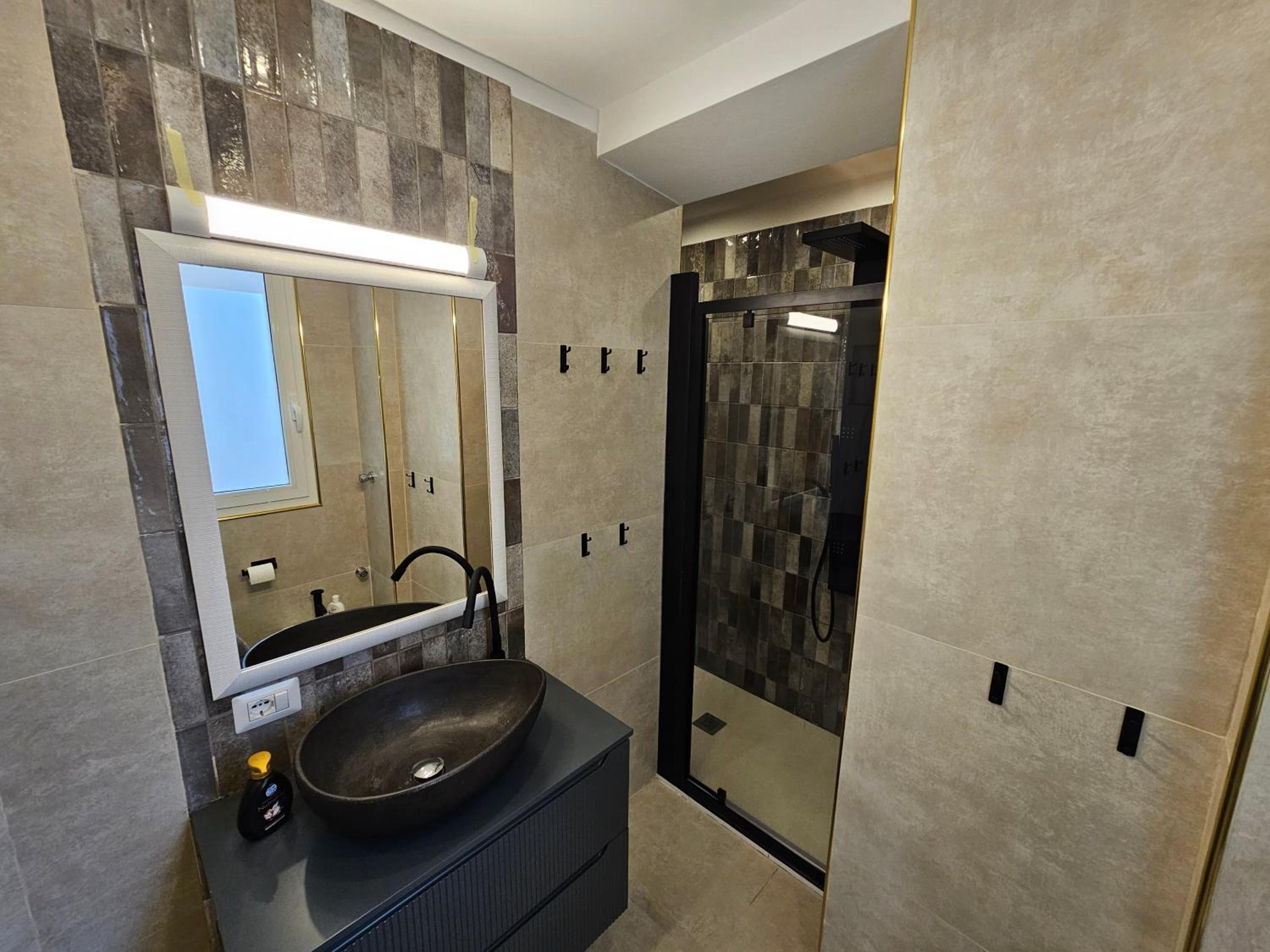 Exclusive top floor 2-bedroom flat