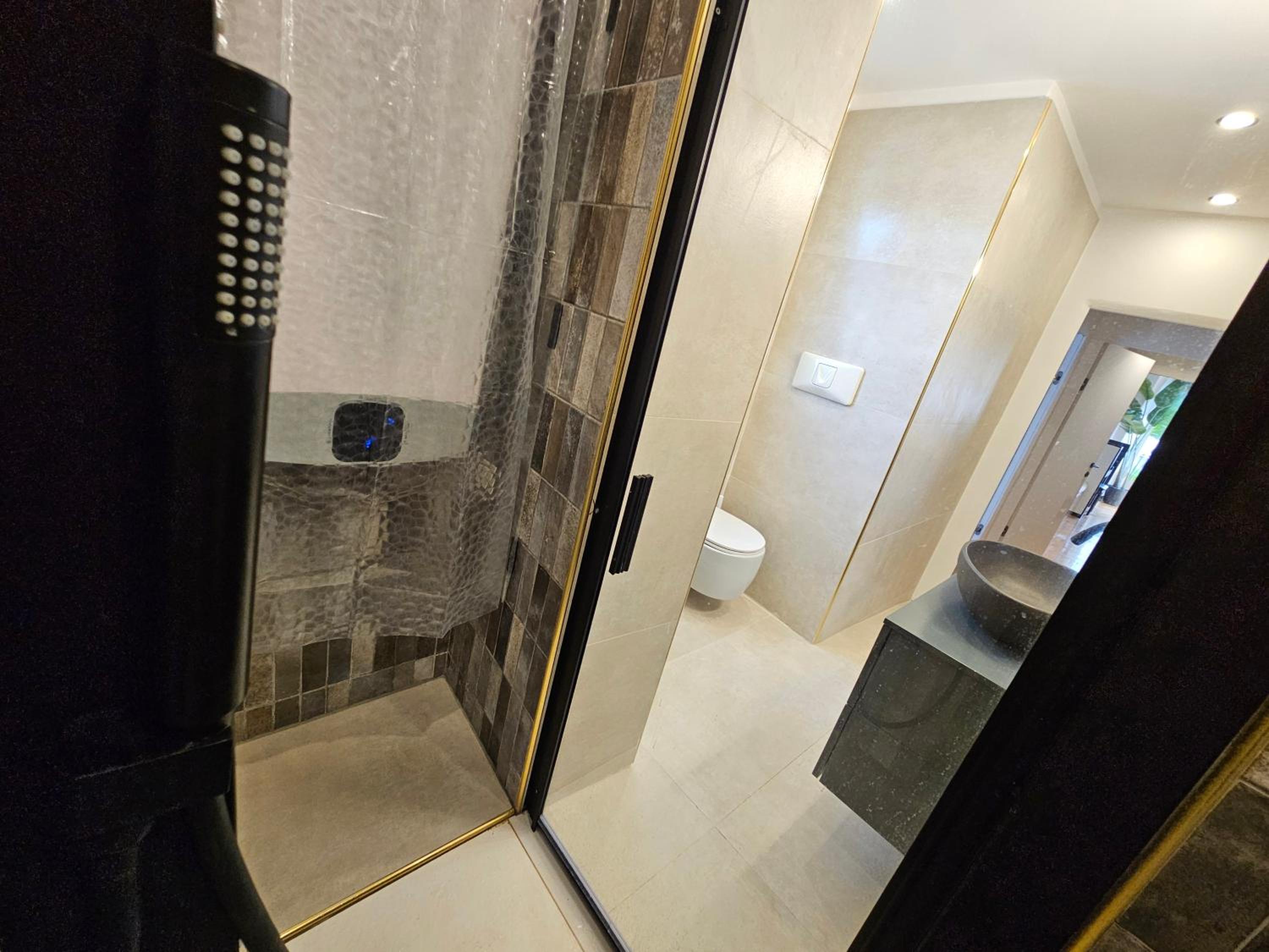 Exclusive top floor 2-bedroom flat