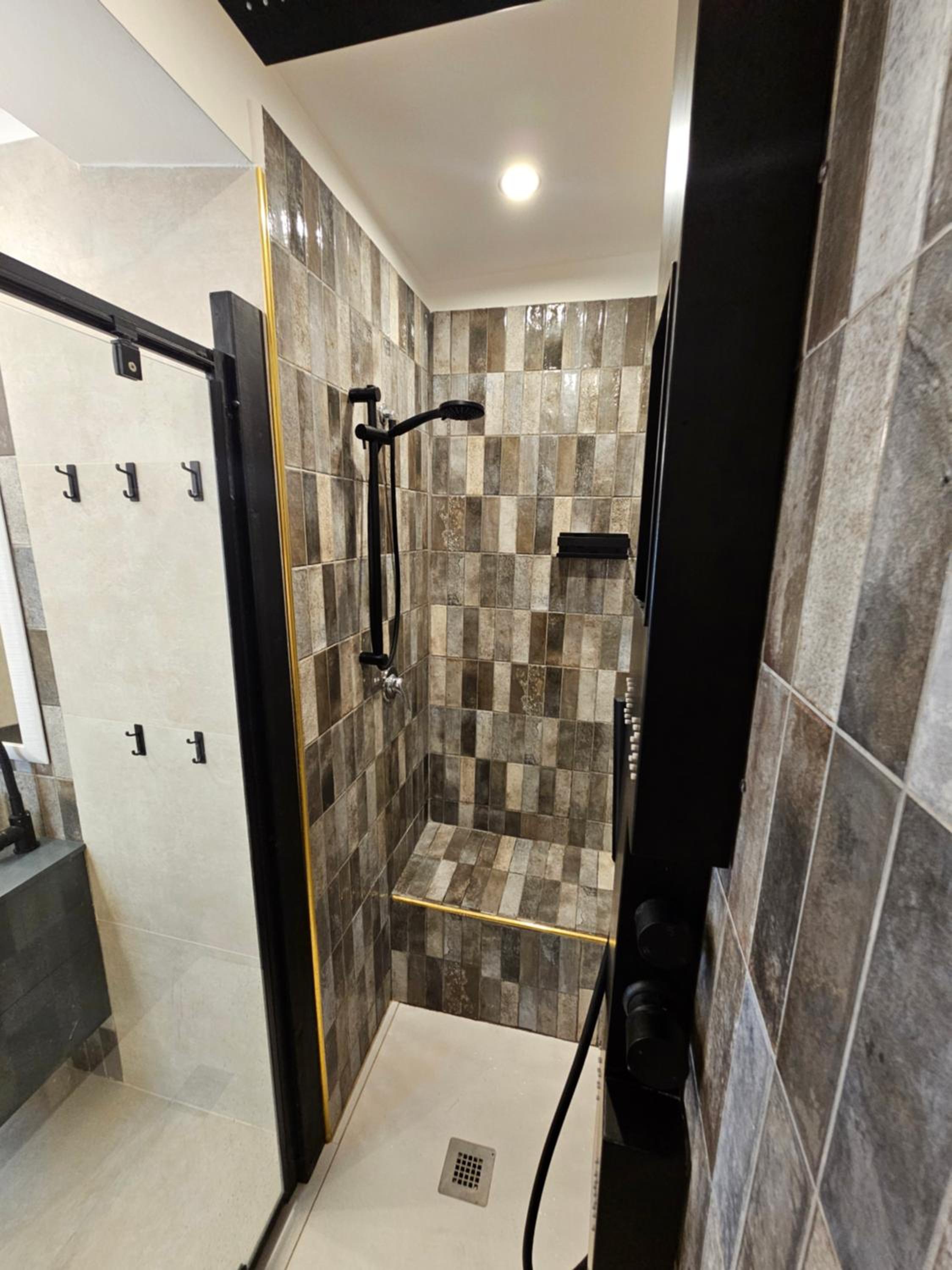 Exclusive top floor 2-bedroom flat
