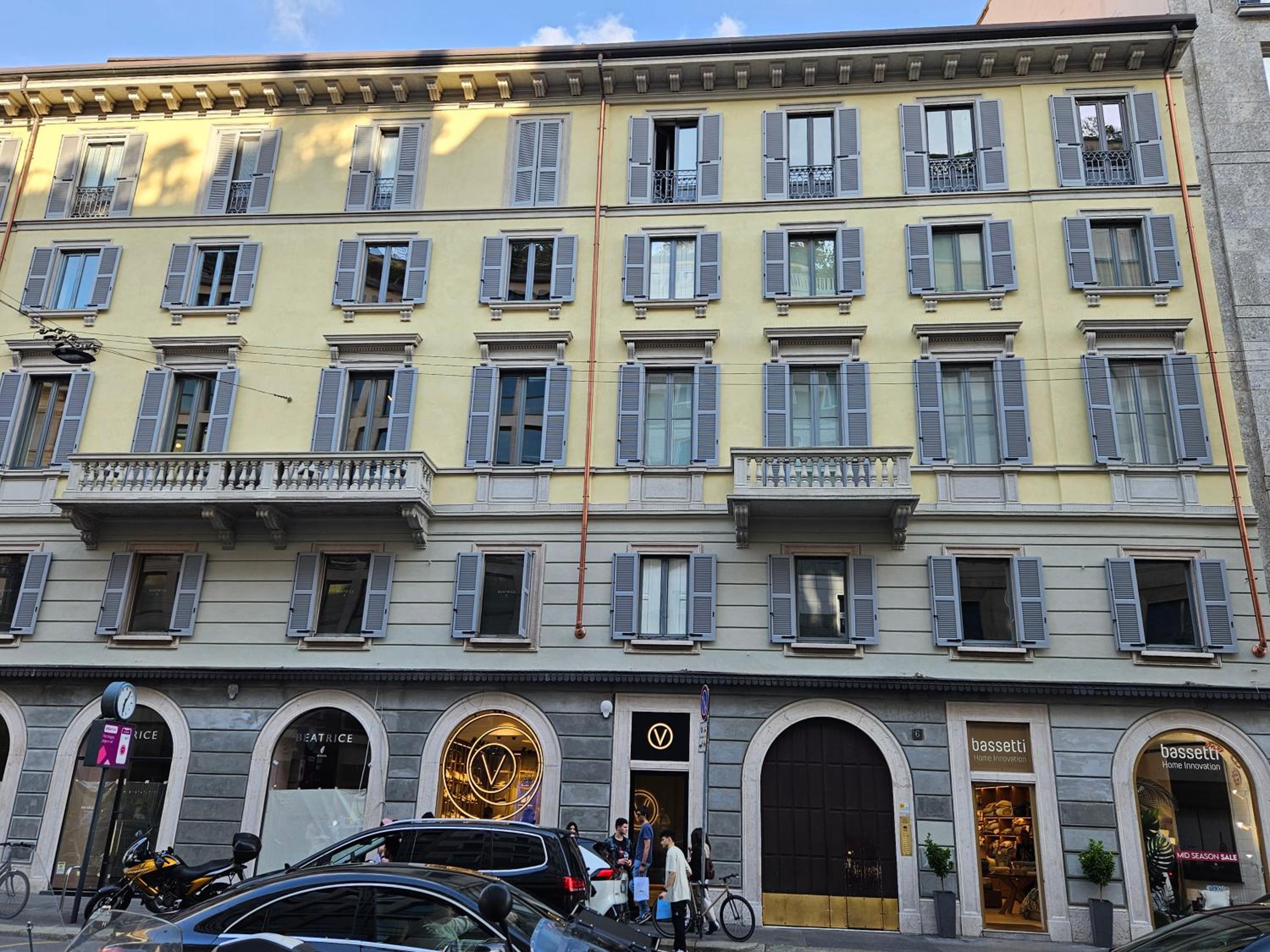 Exclusive top floor 2-bedroom flat