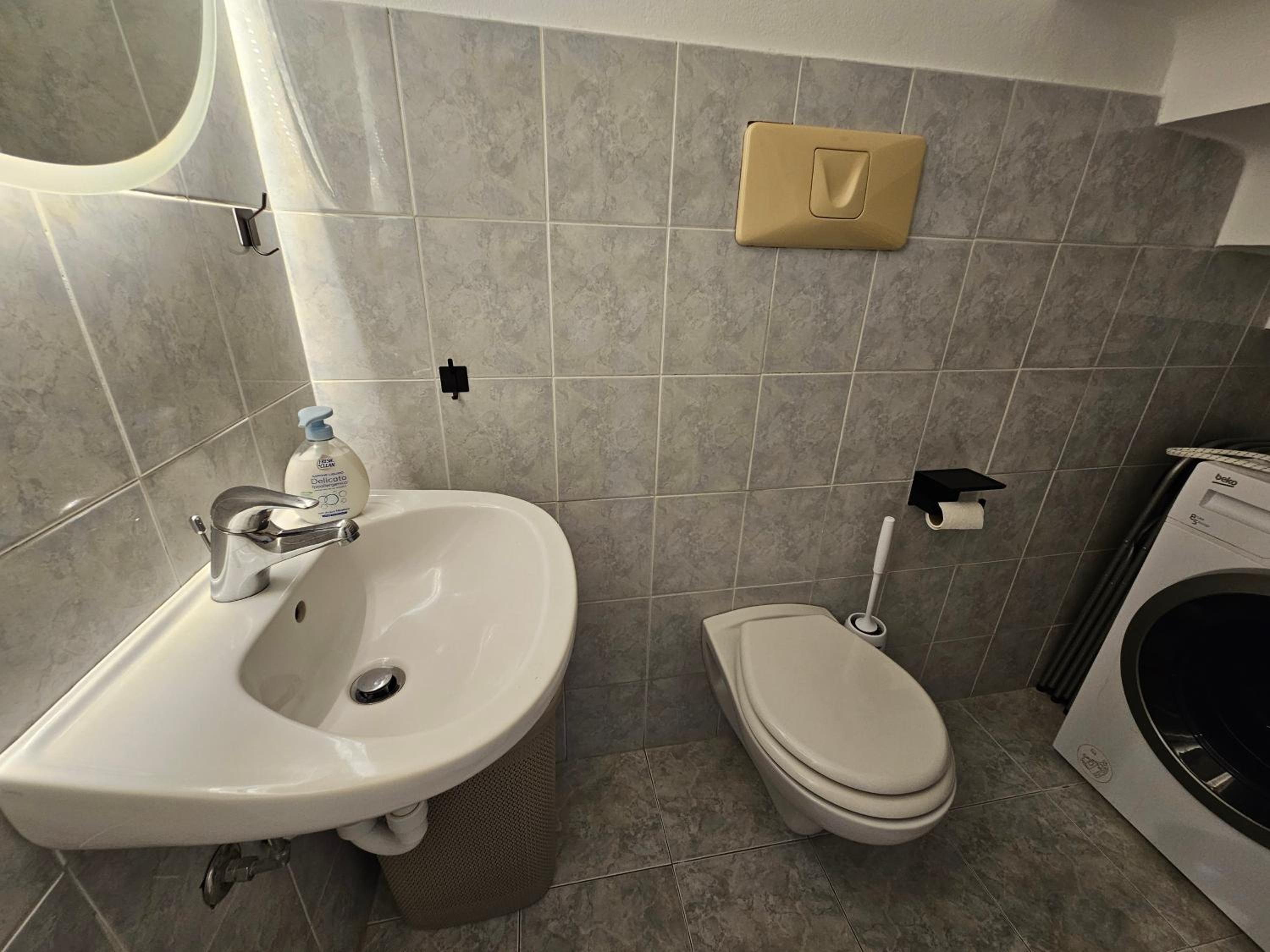 Exclusive top floor 2-bedroom flat