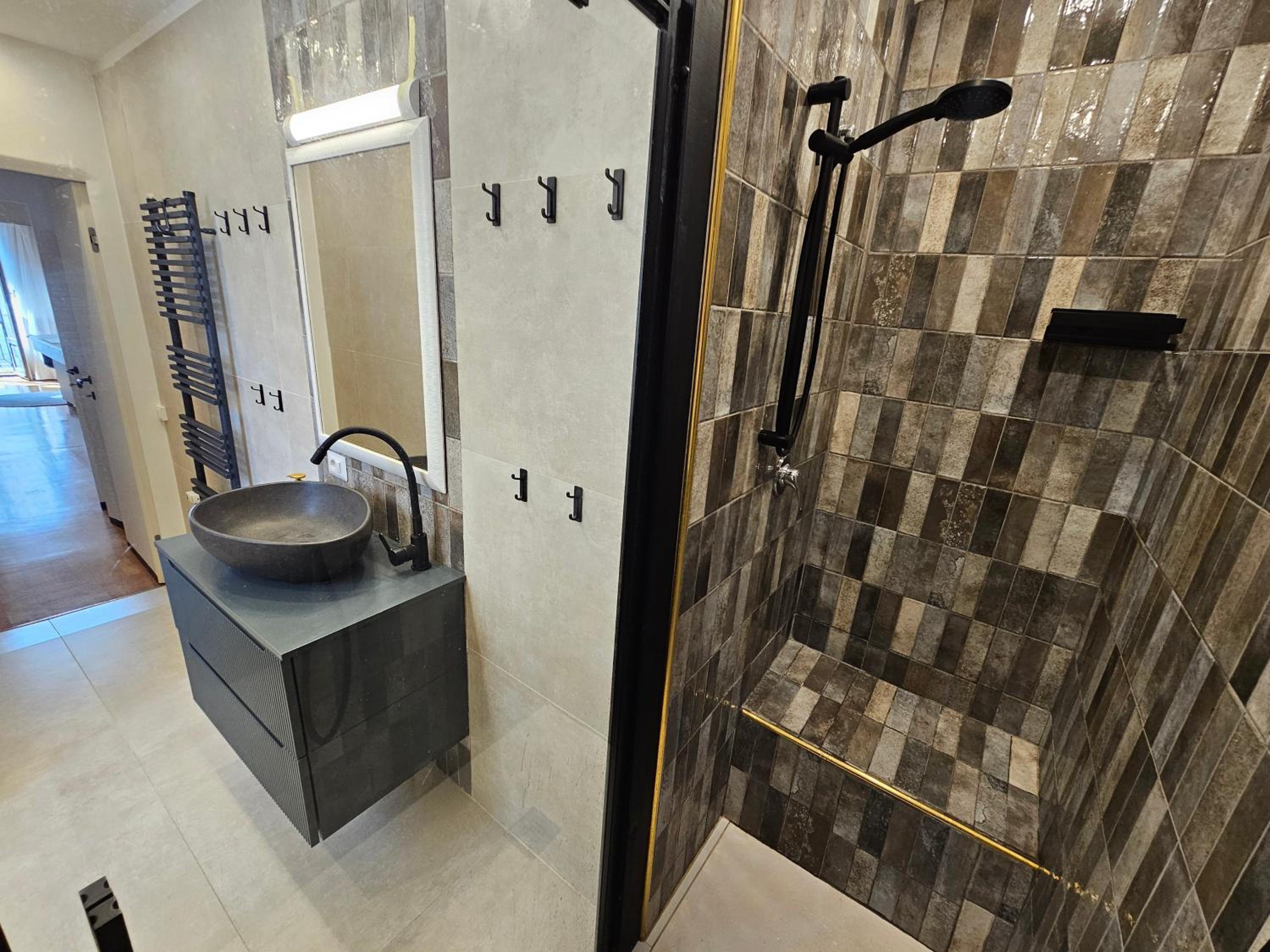 Exclusive top floor 2-bedroom flat