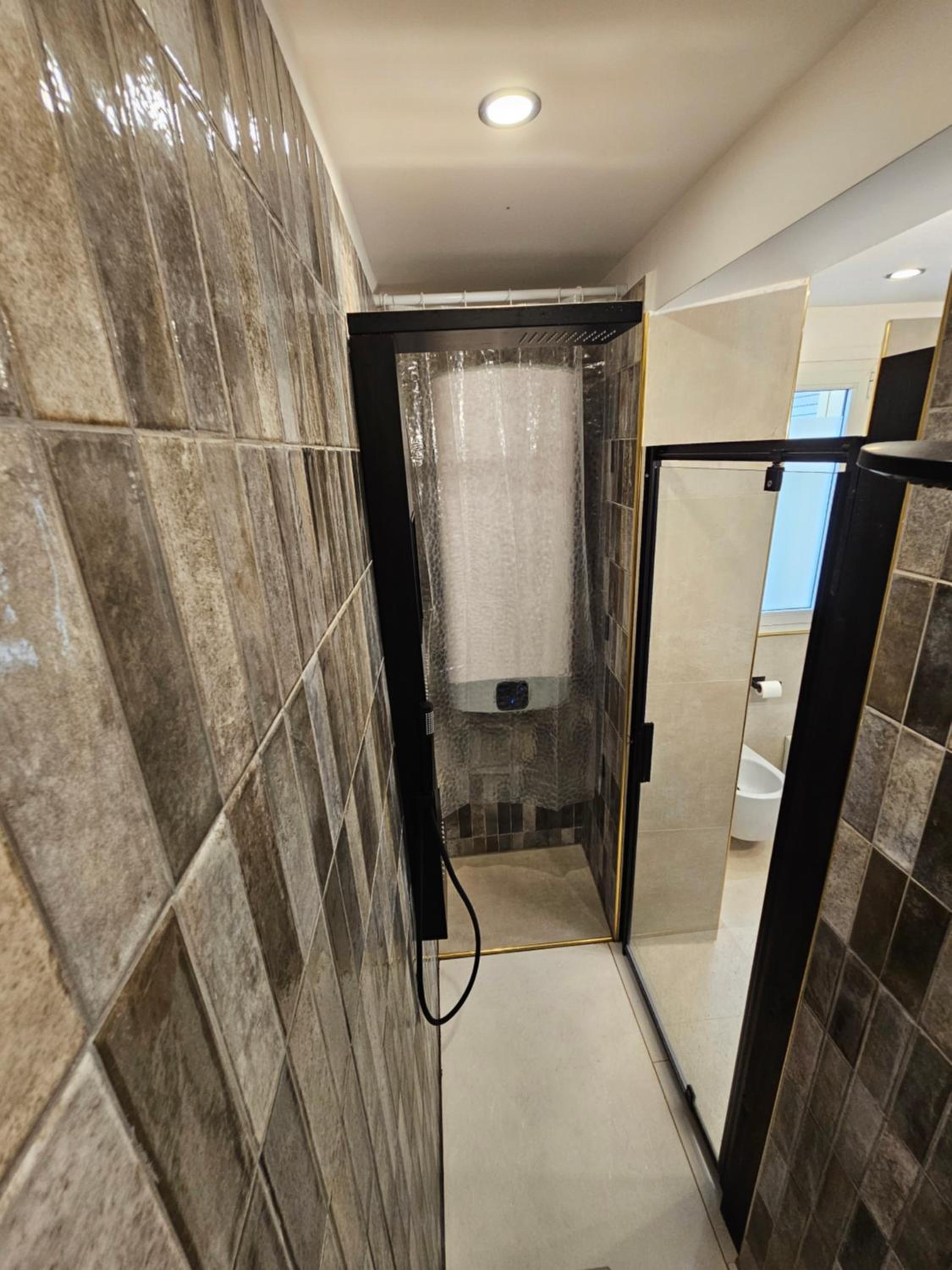 Exclusive top floor 2-bedroom flat