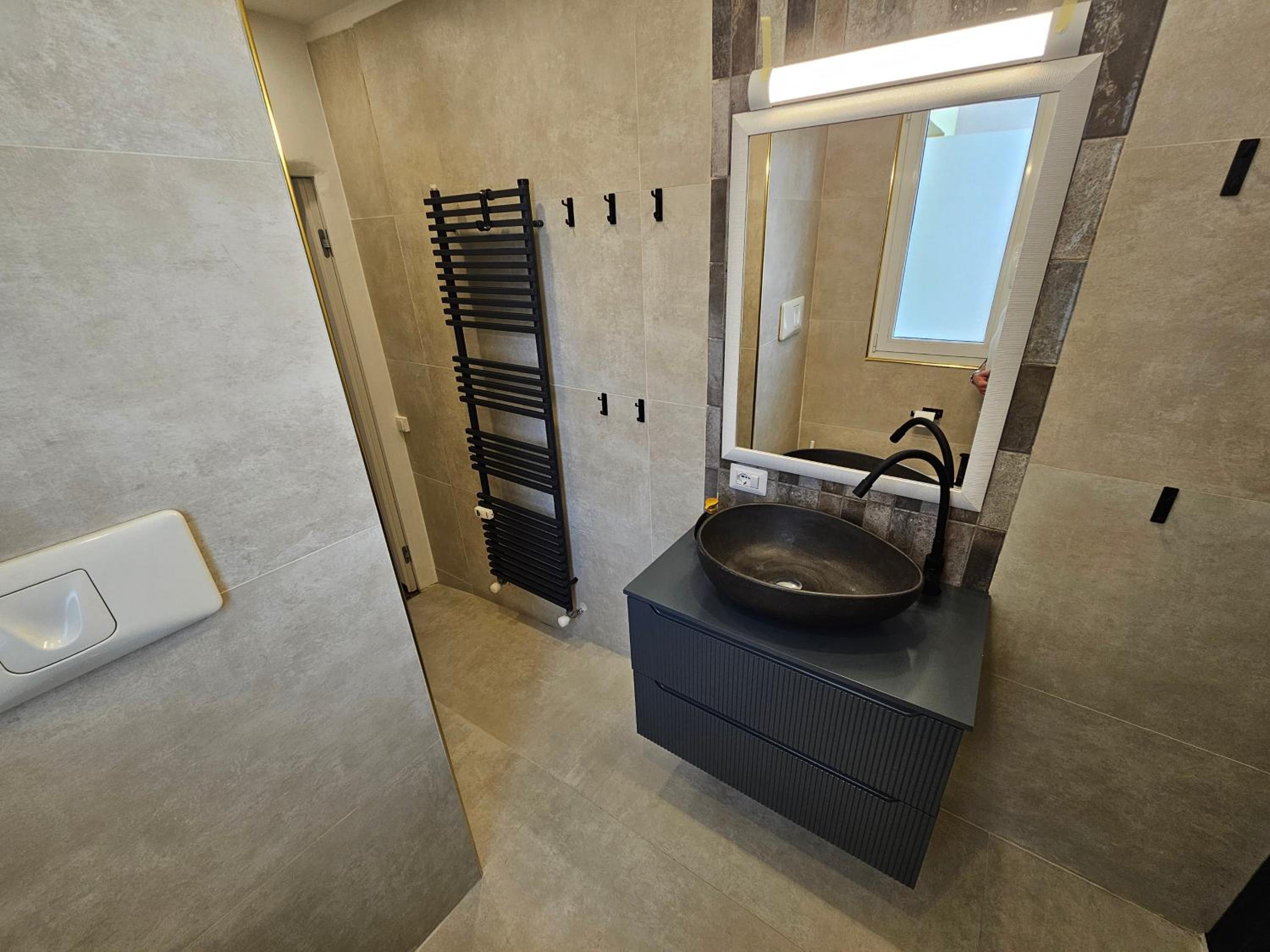 Exclusive top floor 2-bedroom flat