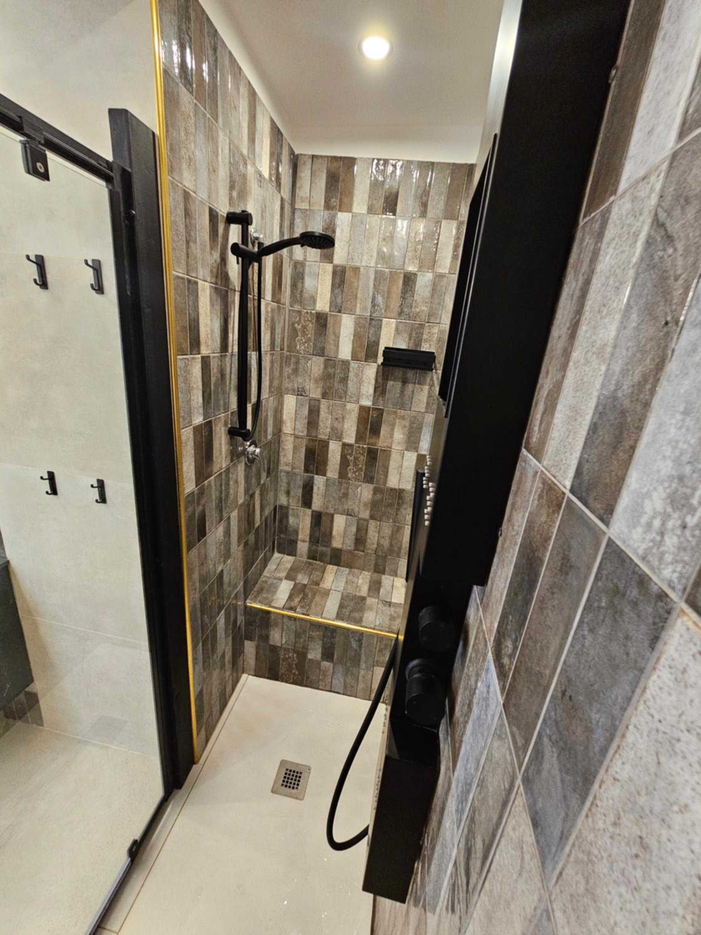Exclusive top floor 2-bedroom flat