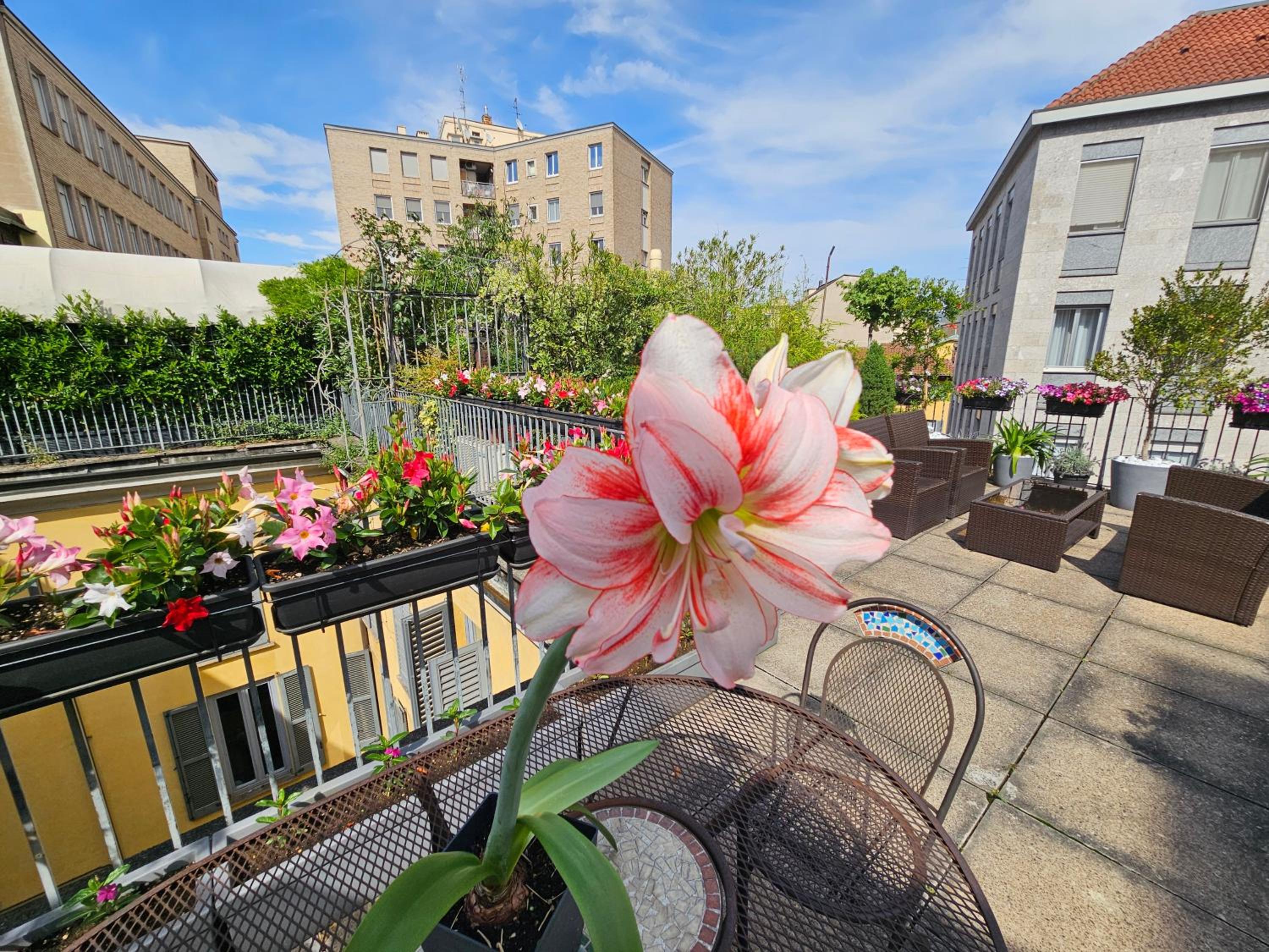 Exclusive top floor 2-bedroom flat