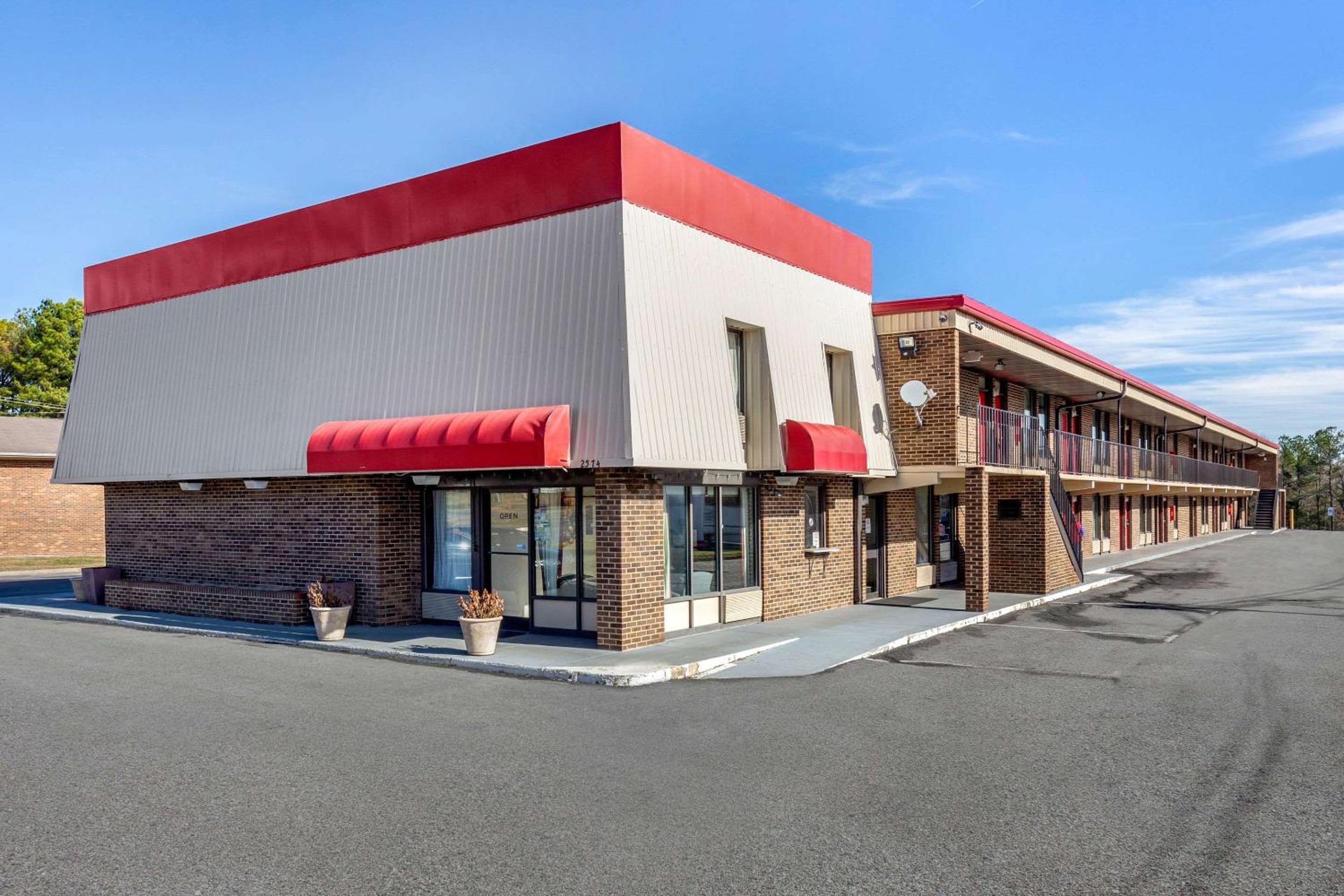 Econo Lodge - Property Image 25