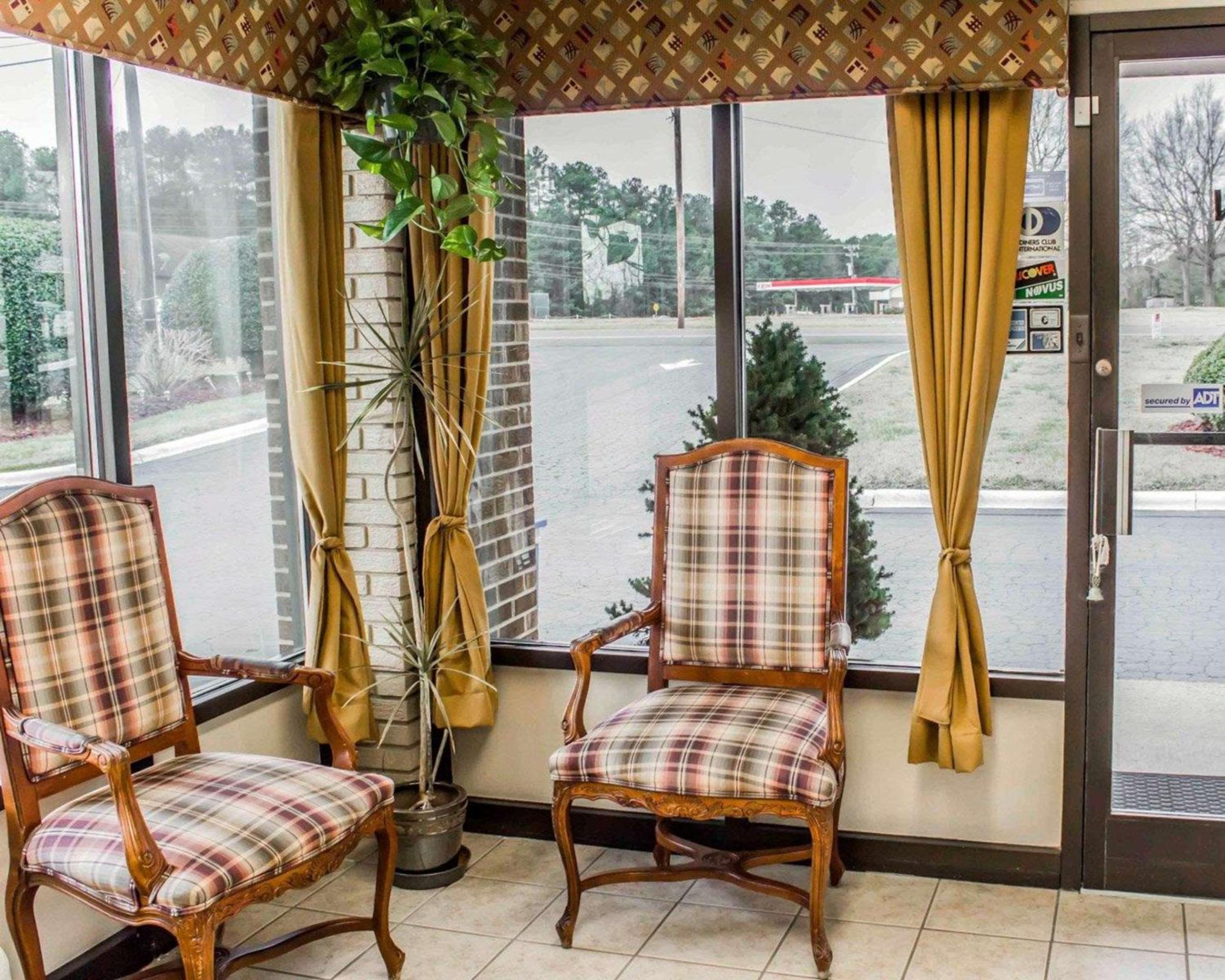 Henderson Vacations - Econo Lodge - Property Image 5