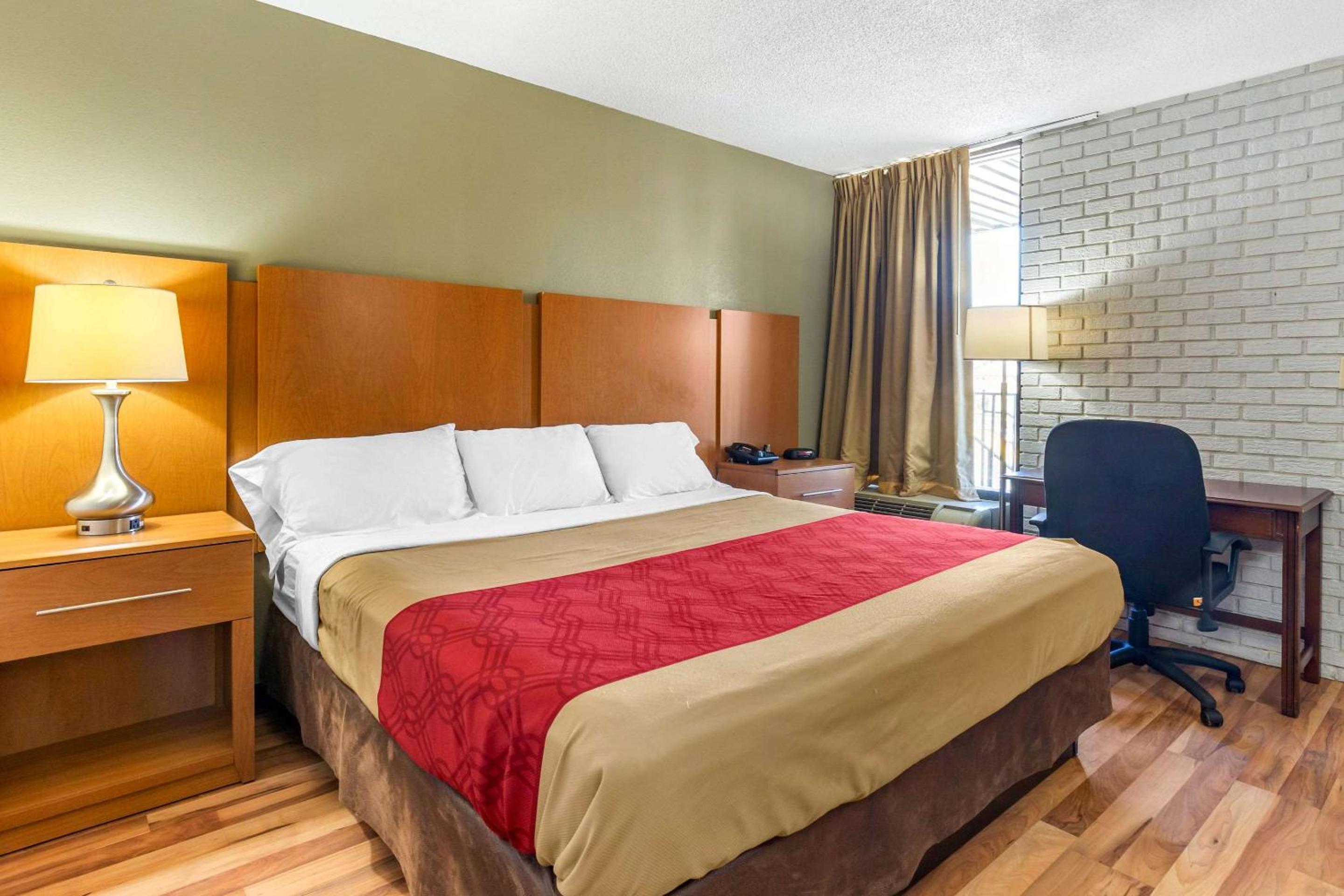 Econo Lodge - Property Image 1