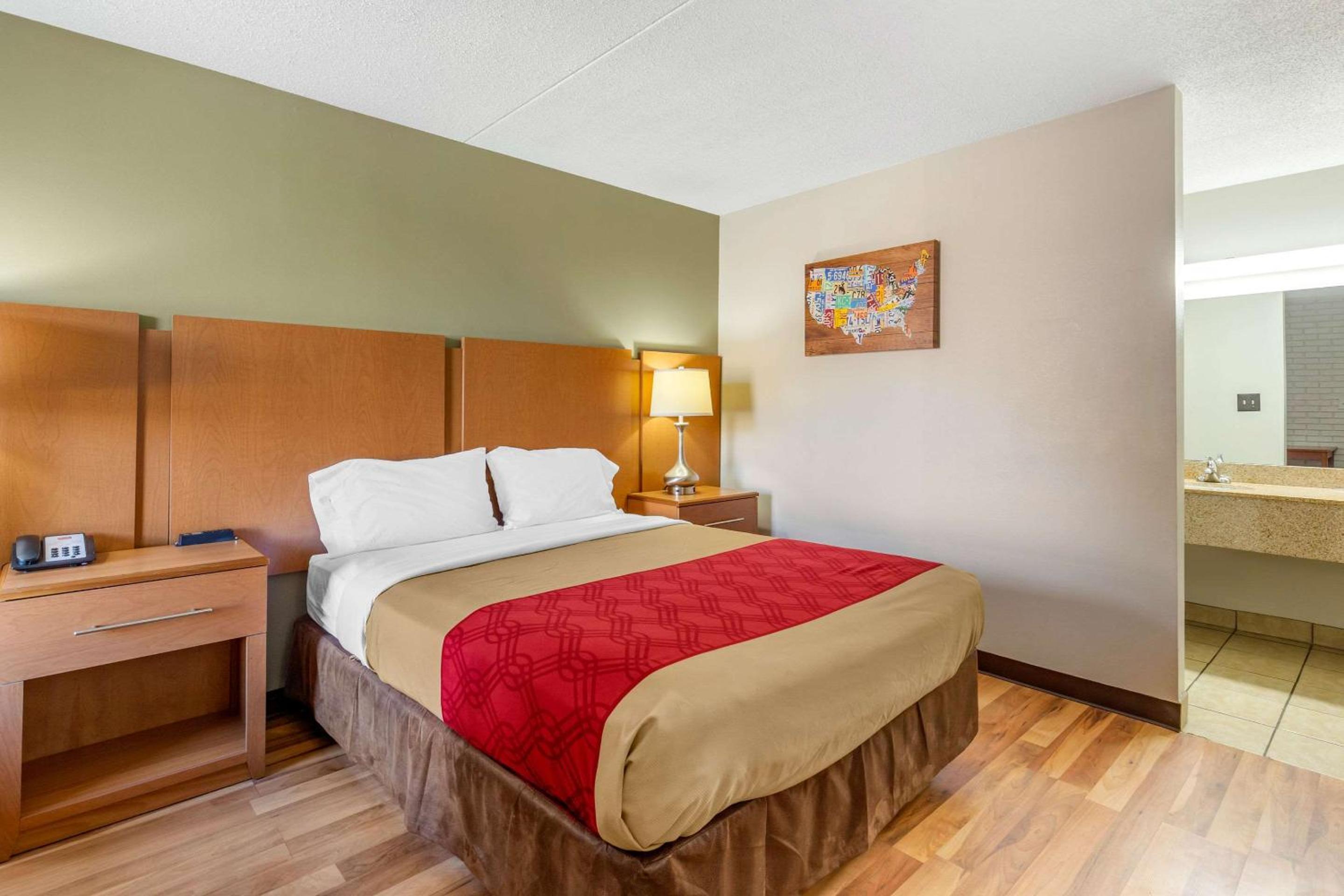 Econo Lodge - Property Image 11