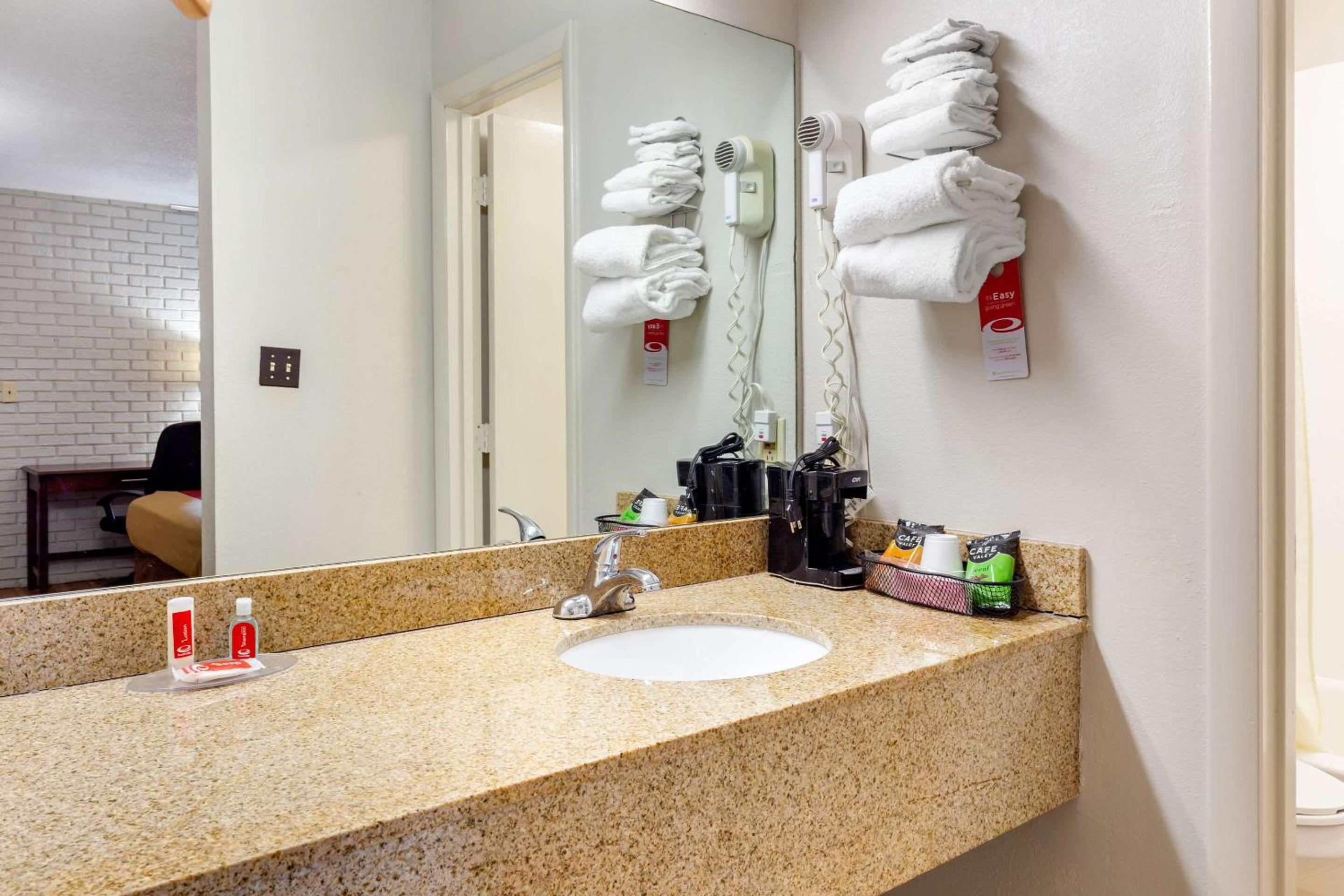 Econo Lodge - Property Image 12