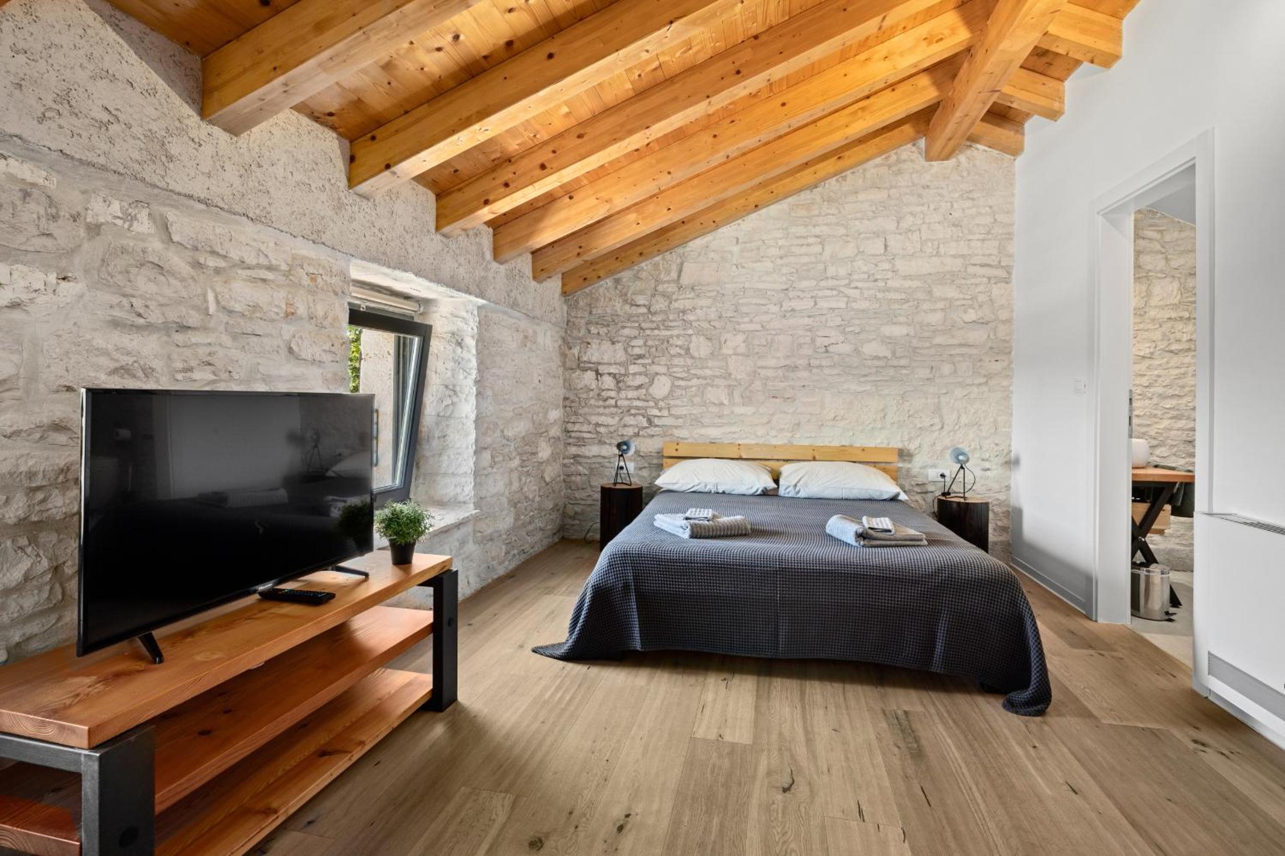 Casa 42 pet friendly for 9 people in Central Istria with salt - water pool view 4
