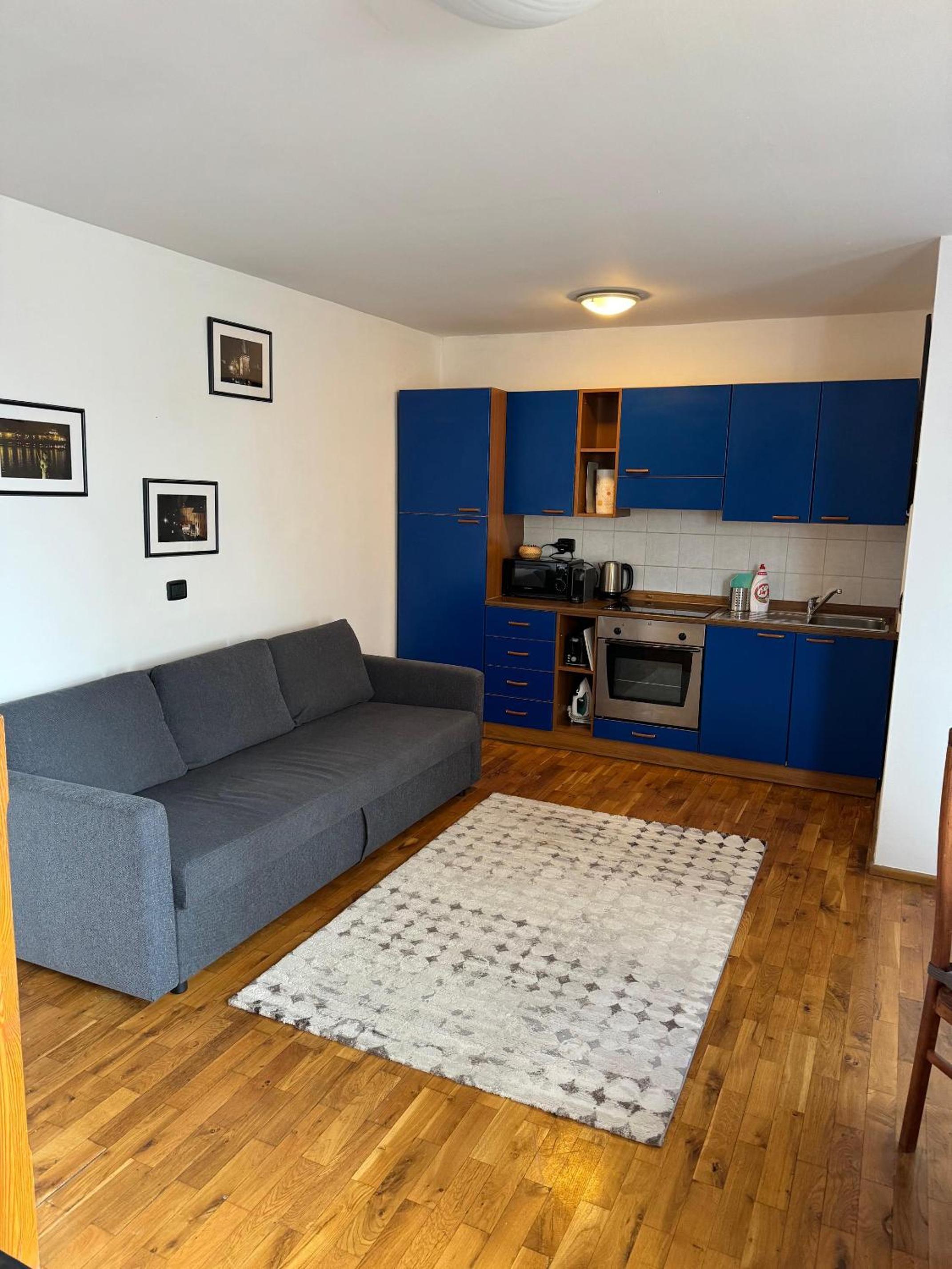 1 Bed Flat - Sleeps 4 - Pets - Smoking on terrace