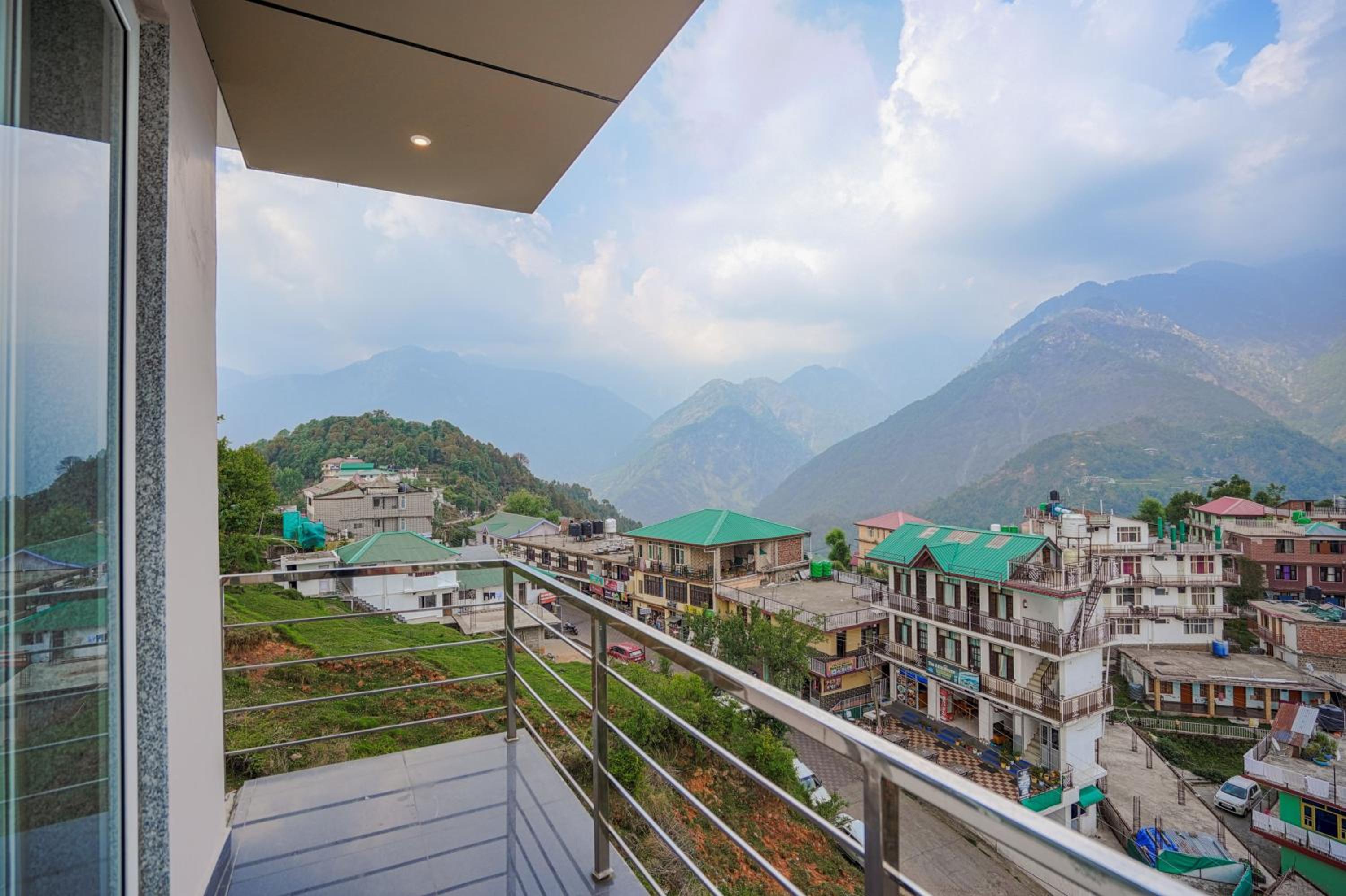Aliza Inn And Suites By SRS Hotels view 2