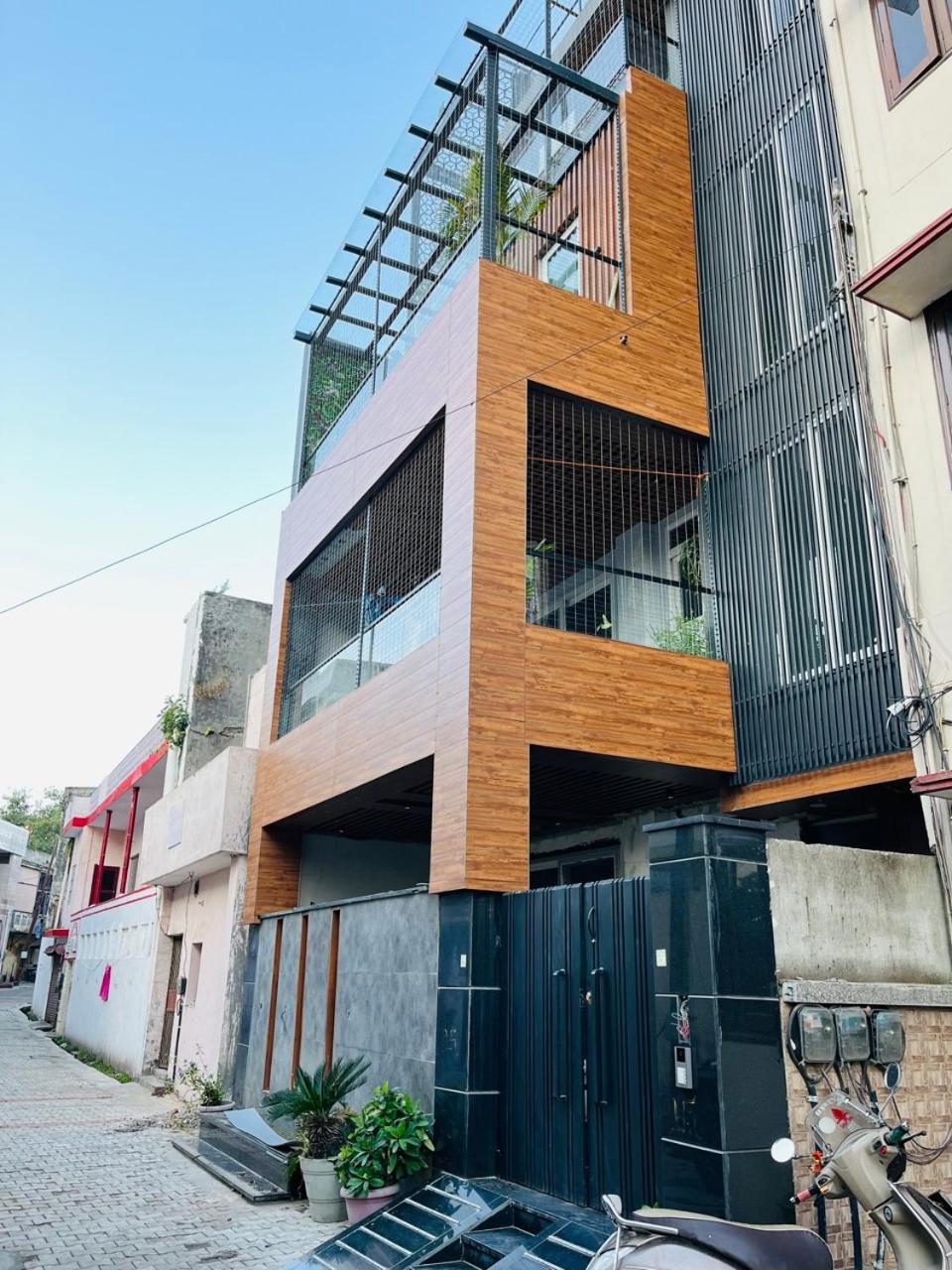 Exquisite 3 BHK Furnished House near Har Ki Pauri: view 2
