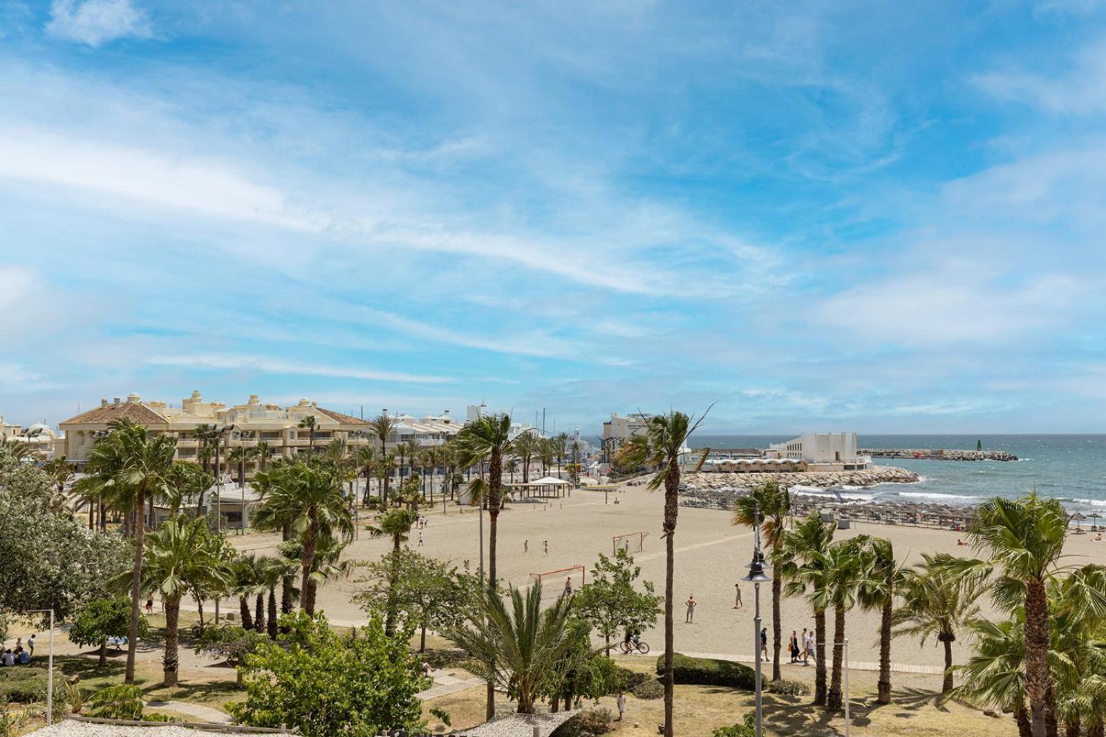 008 Plaza Ole Beachfront Apartment with Sea Views and Beach Access view 2