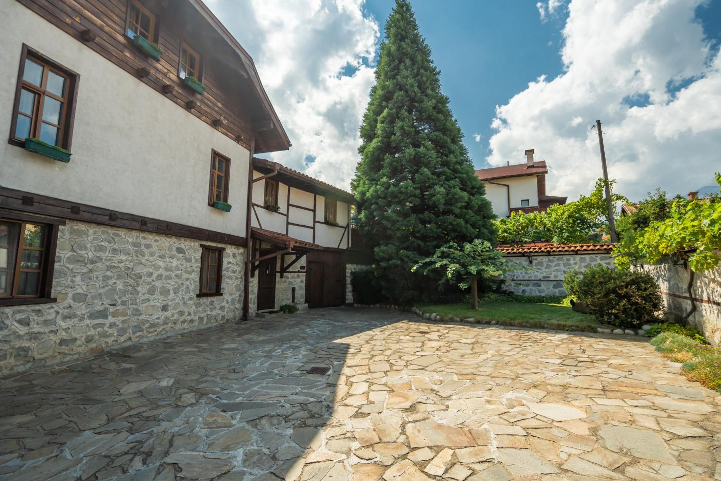 Chalet White Fang