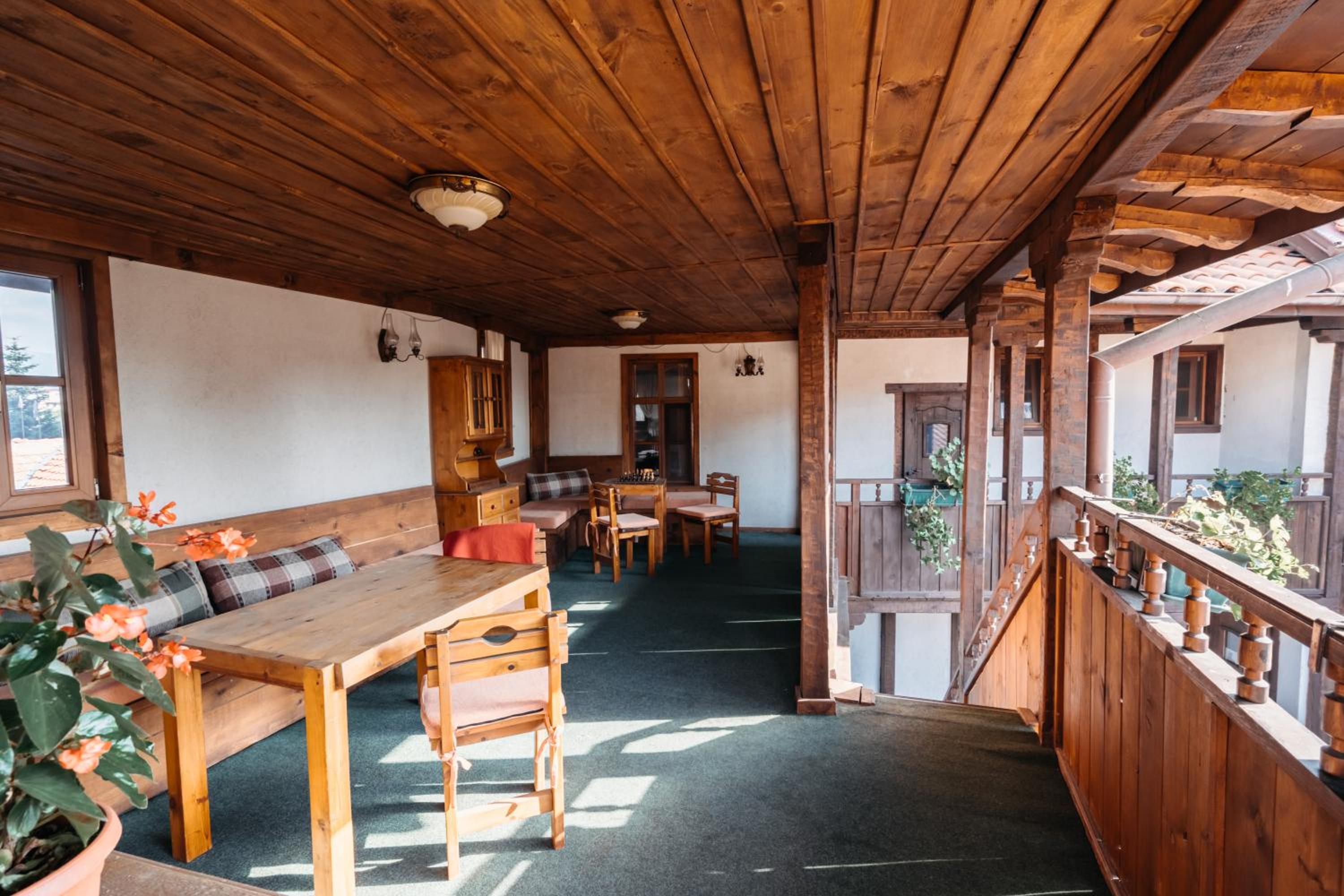 Chalet White Fang
